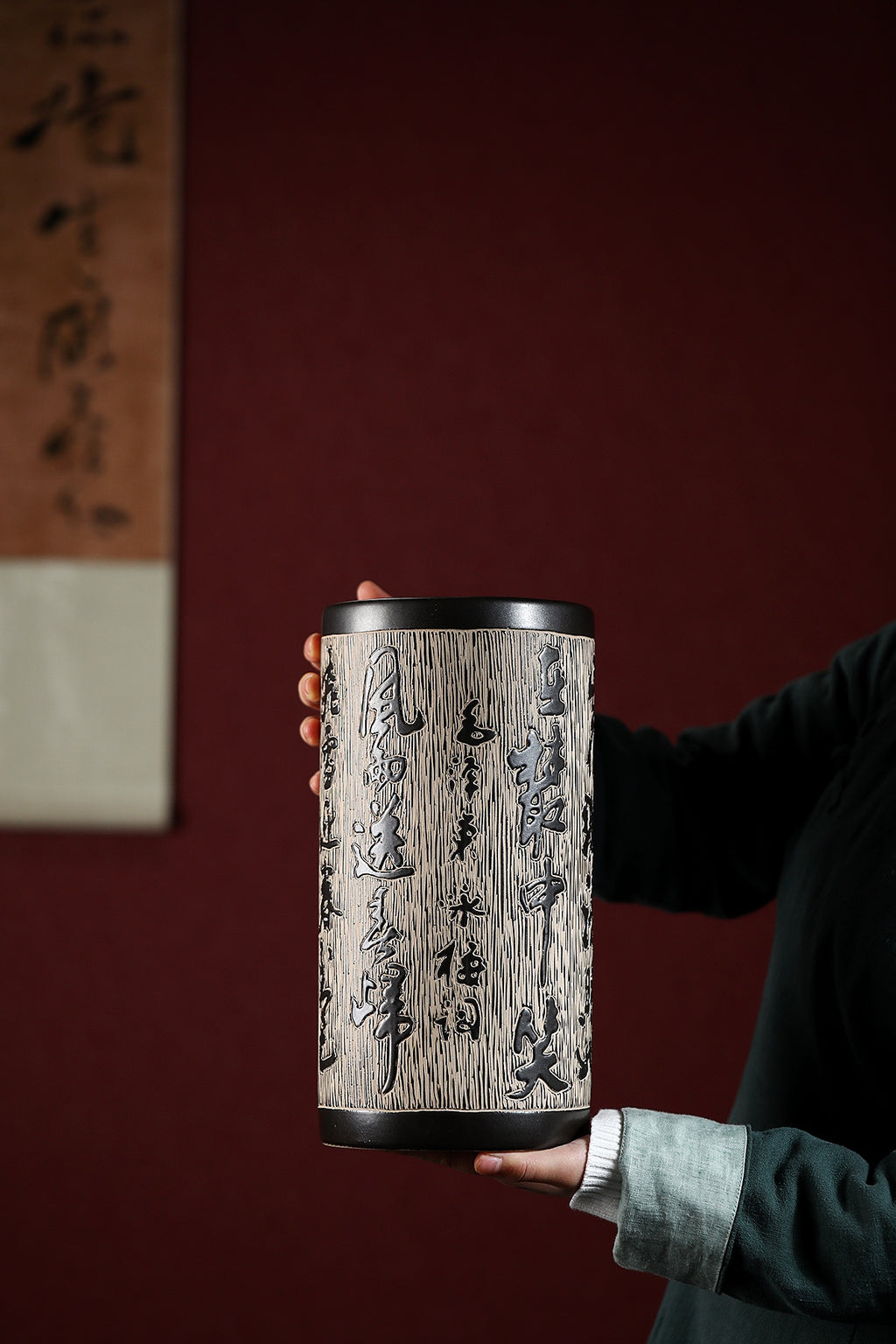 【泰斗之作 礼藏巅峰】一代宗师邱玉林｜彩陶艺术臻品《书法笔筒》直径：15.5cm，高：30.5cm（特色彩陶工艺）