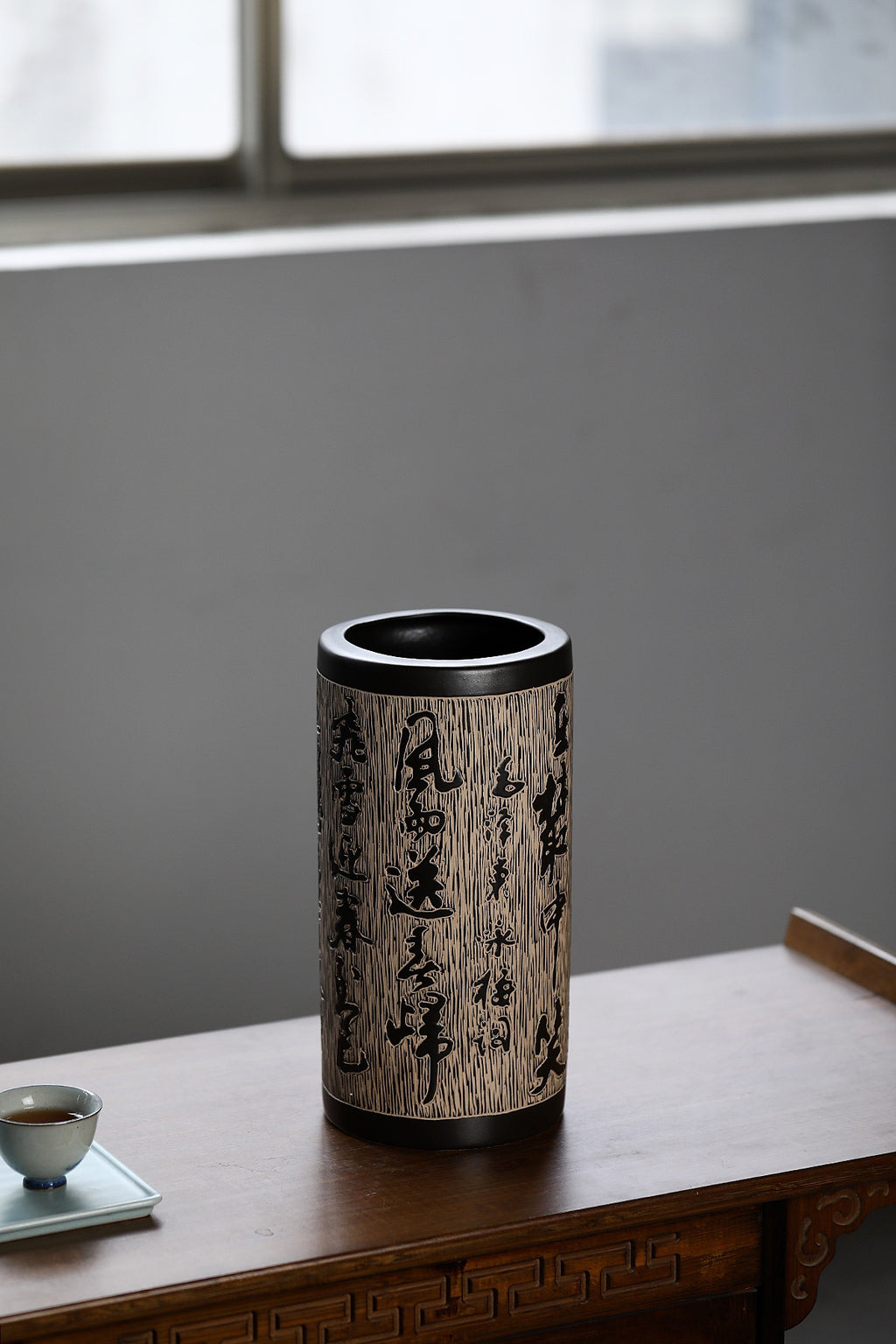 【泰斗之作 礼藏巅峰】一代宗师邱玉林｜彩陶艺术臻品《书法笔筒》直径：15.5cm，高：30.5cm（特色彩陶工艺）
