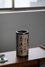 【泰斗之作 礼藏巅峰】一代宗师邱玉林｜彩陶艺术臻品《书法笔筒》直径：15.5cm，高：30.5cm（特色彩陶工艺）