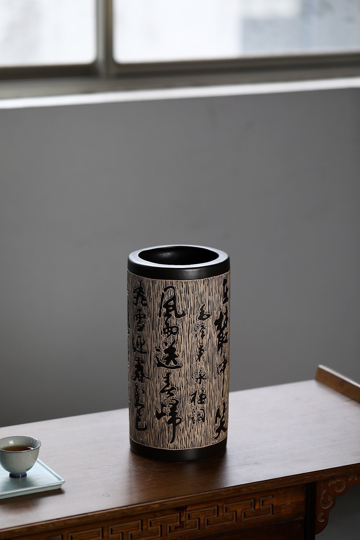 【泰斗之作 礼藏巅峰】一代宗师邱玉林｜彩陶艺术臻品《书法笔筒》直径：15.5cm，高：30.5cm（特色彩陶工艺）