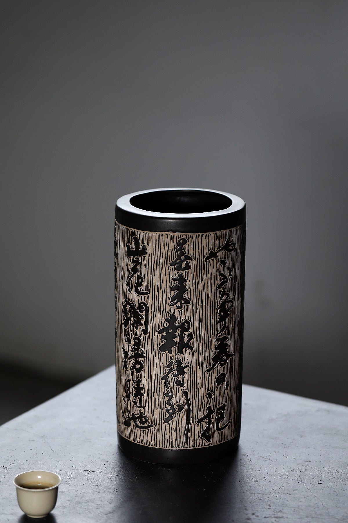 【泰斗之作 礼藏巅峰】一代宗师邱玉林｜彩陶艺术臻品《书法笔筒》直径：15.5cm，高：30.5cm（特色彩陶工艺）