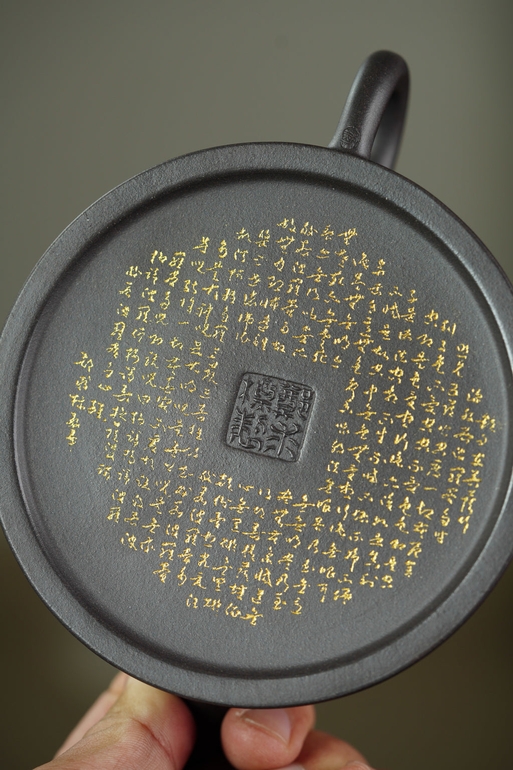 一器藏心经·紫砂纳万福｜郑求标大师｜三心经至尊禅意臻品·大拍+金奖+馆藏【心经半月壶】原矿优质天青泥·300cc