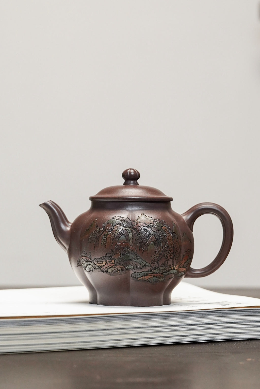 彩刻江山 礼藏之巅｜紫砂界彩刻山水标杆·李峰臻品《香梅壶》原矿优质天清泥·400cc