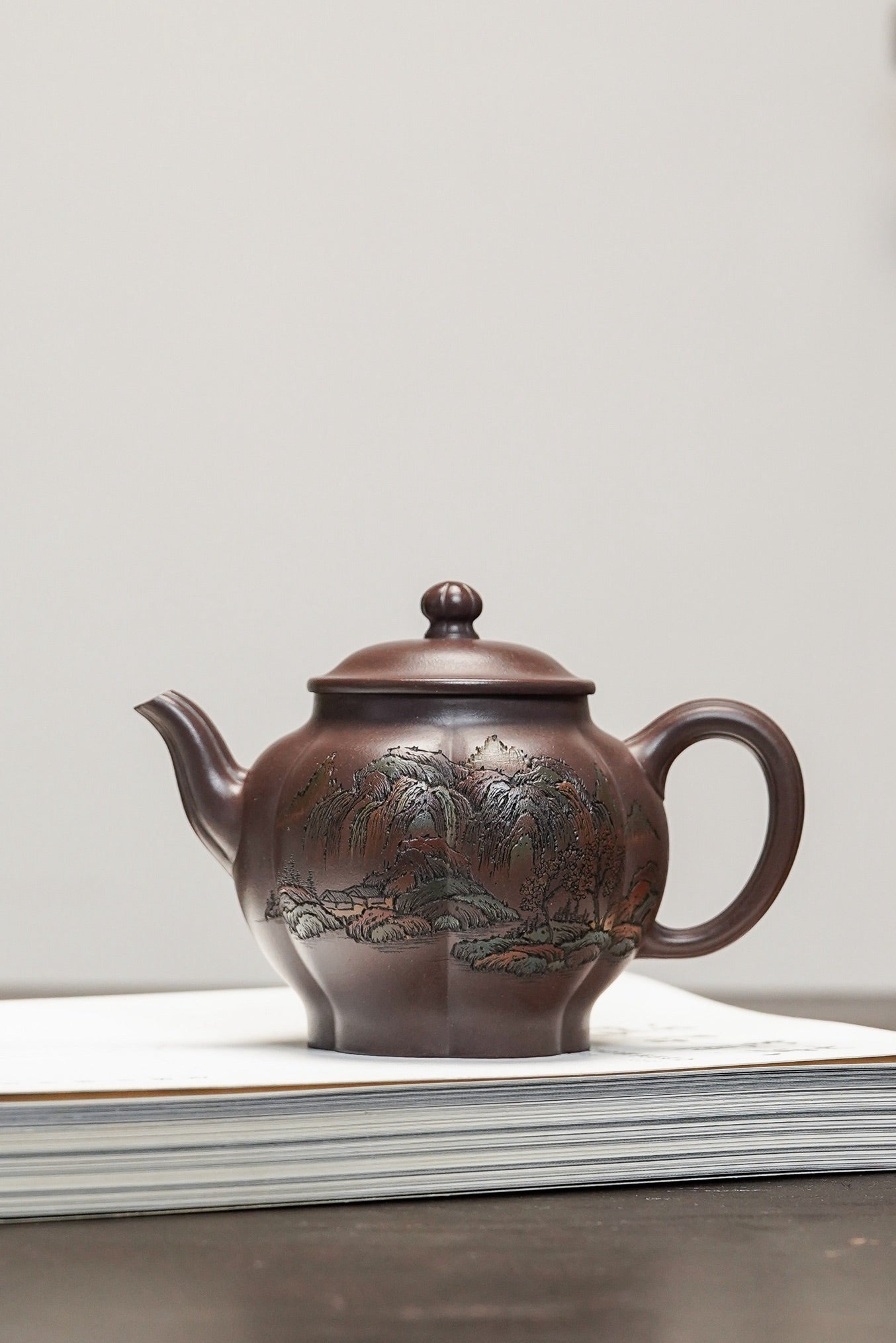 彩刻江山 礼藏之巅｜紫砂界彩刻山水标杆·李峰臻品《香梅壶》原矿优质天清泥·400cc