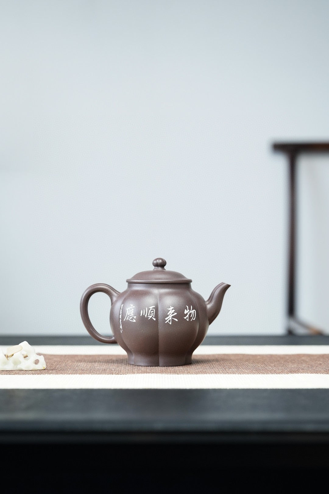 彩刻江山 礼藏之巅｜紫砂界彩刻山水标杆·李峰臻品《香梅壶》原矿优质天清泥·400cc