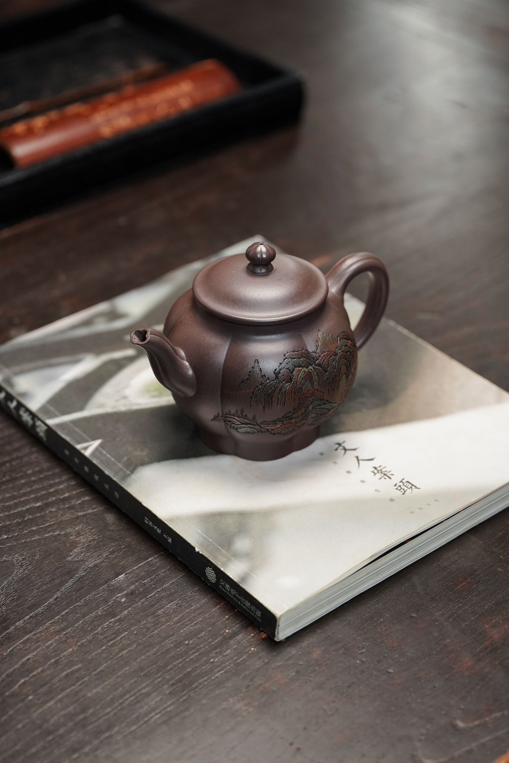 彩刻江山 礼藏之巅｜紫砂界彩刻山水标杆·李峰臻品《香梅壶》原矿优质天清泥·400cc