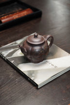 彩刻江山 礼藏之巅｜紫砂界彩刻山水标杆·李峰臻品《香梅壶》原矿优质天清泥·400cc