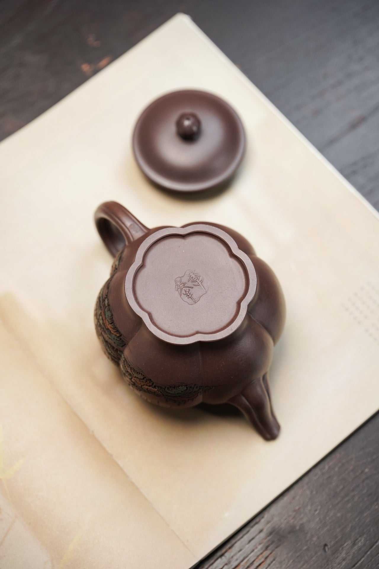 彩刻江山 礼藏之巅｜紫砂界彩刻山水标杆·李峰臻品《香梅壶》原矿优质天清泥·400cc