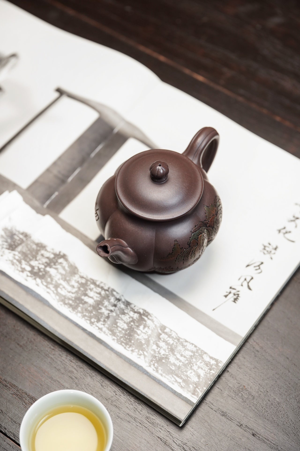 彩刻江山 礼藏之巅｜紫砂界彩刻山水标杆·李峰臻品《香梅壶》原矿优质天清泥·400cc