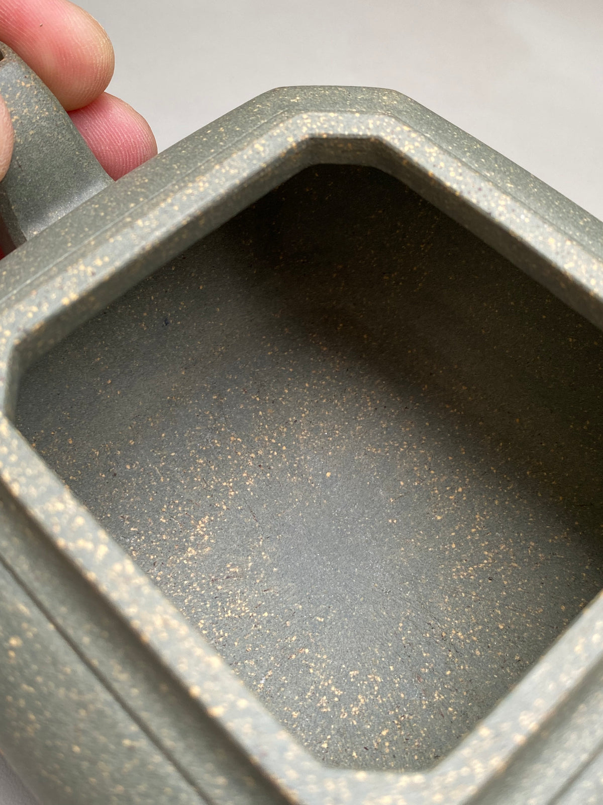 立之紫砂 禮藏至尊｜儲立之大師傳世典藏重器《四方抽角壺》優質 雪花綠泥·350cc