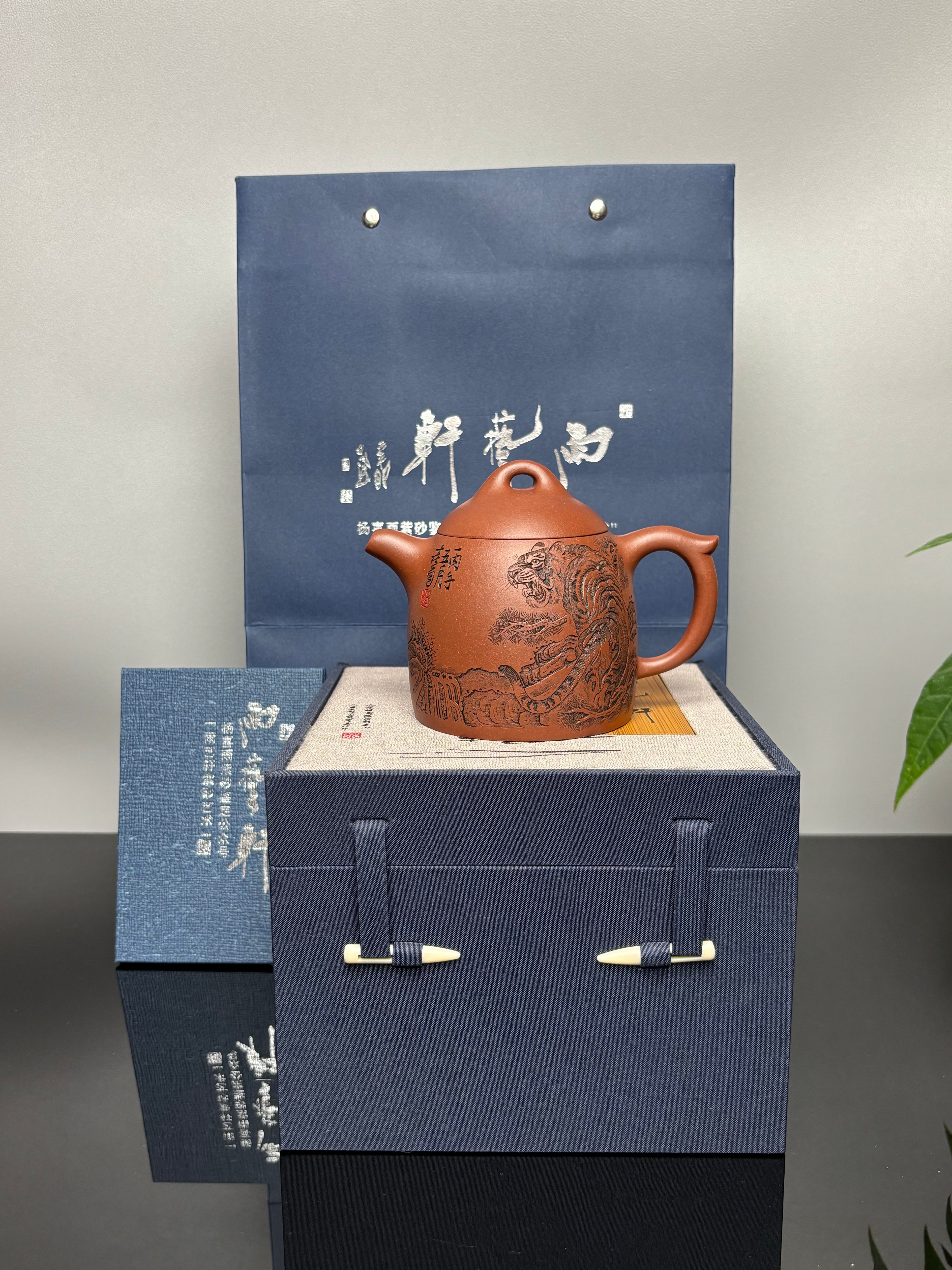 中华神刀·刻绘巅峰｜杨喜雨大师顶流臻品《秦权壶》原矿优质底槽清·260cc