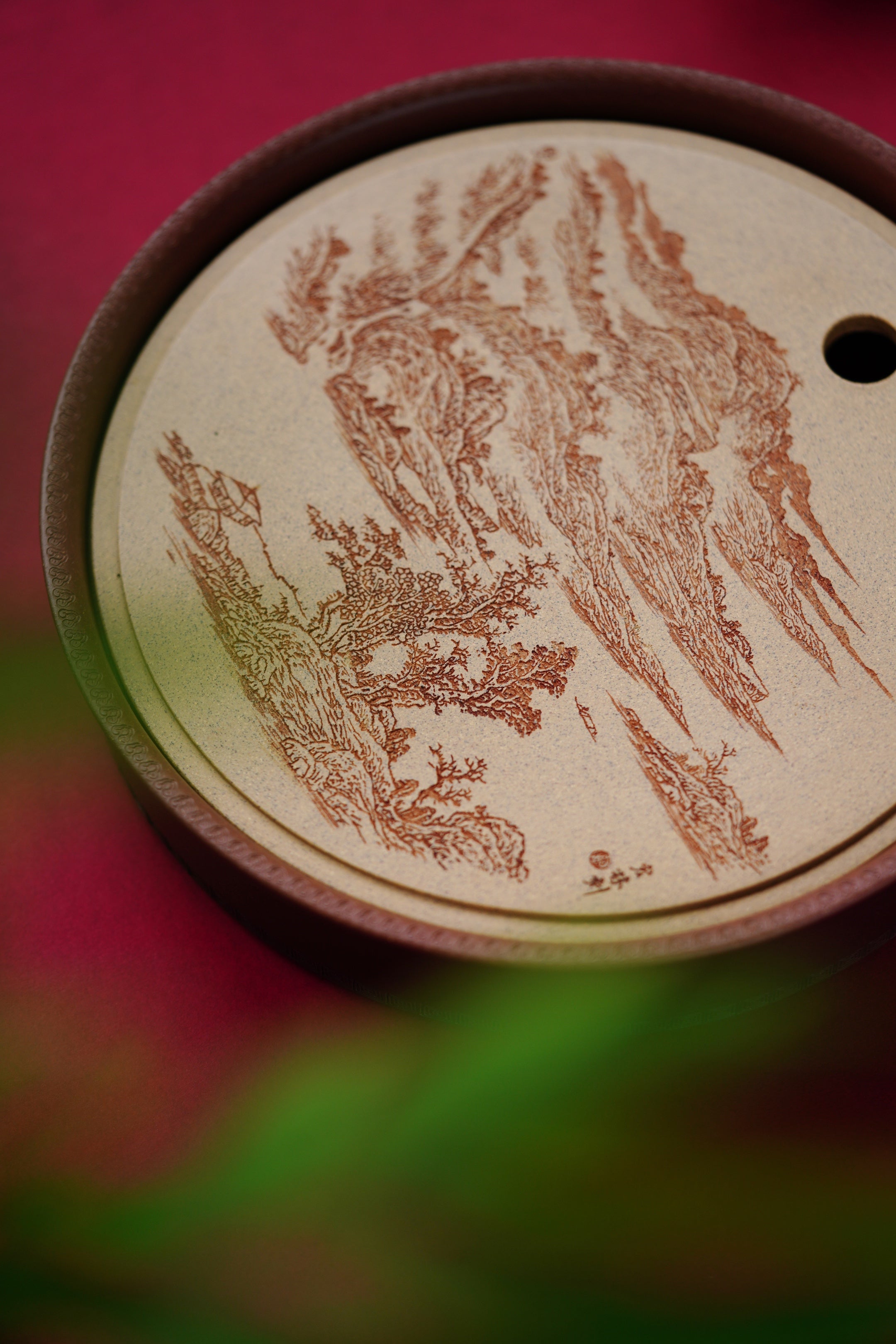 陈宏林大师 紫砂界山水刻绘第一人·重器鉴藏【山水茶盘】业界标杆· 以原矿优质芝麻段泥为胎，直径23.5cm、高5cm