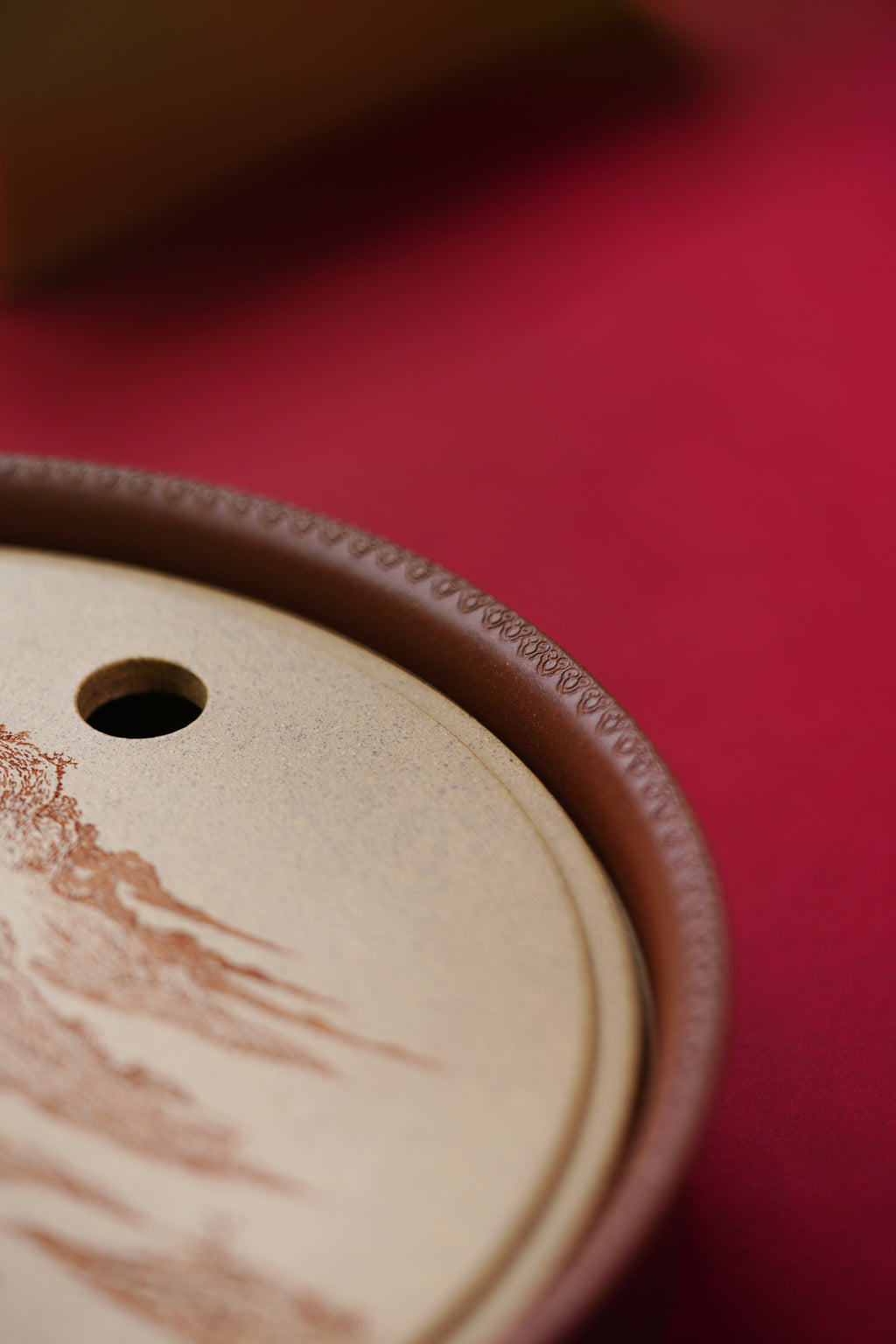 陈宏林大师 紫砂界山水刻绘第一人·重器鉴藏【山水茶盘】业界标杆· 以原矿优质芝麻段泥为胎，直径23.5cm、高5cm
