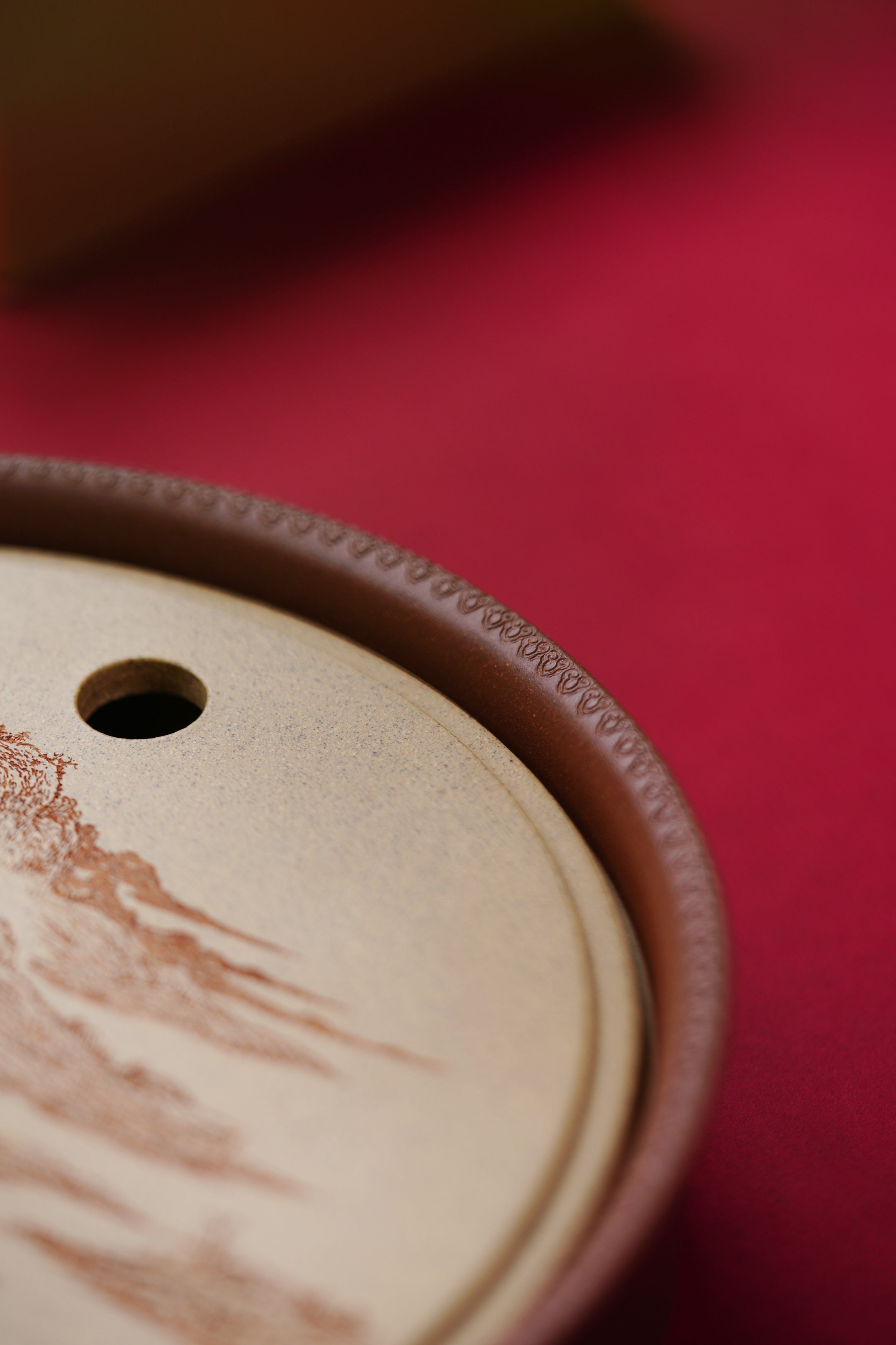 陈宏林大师 紫砂界山水刻绘第一人·重器鉴藏【山水茶盘】业界标杆· 以原矿优质芝麻段泥为胎，直径23.5cm、高5cm