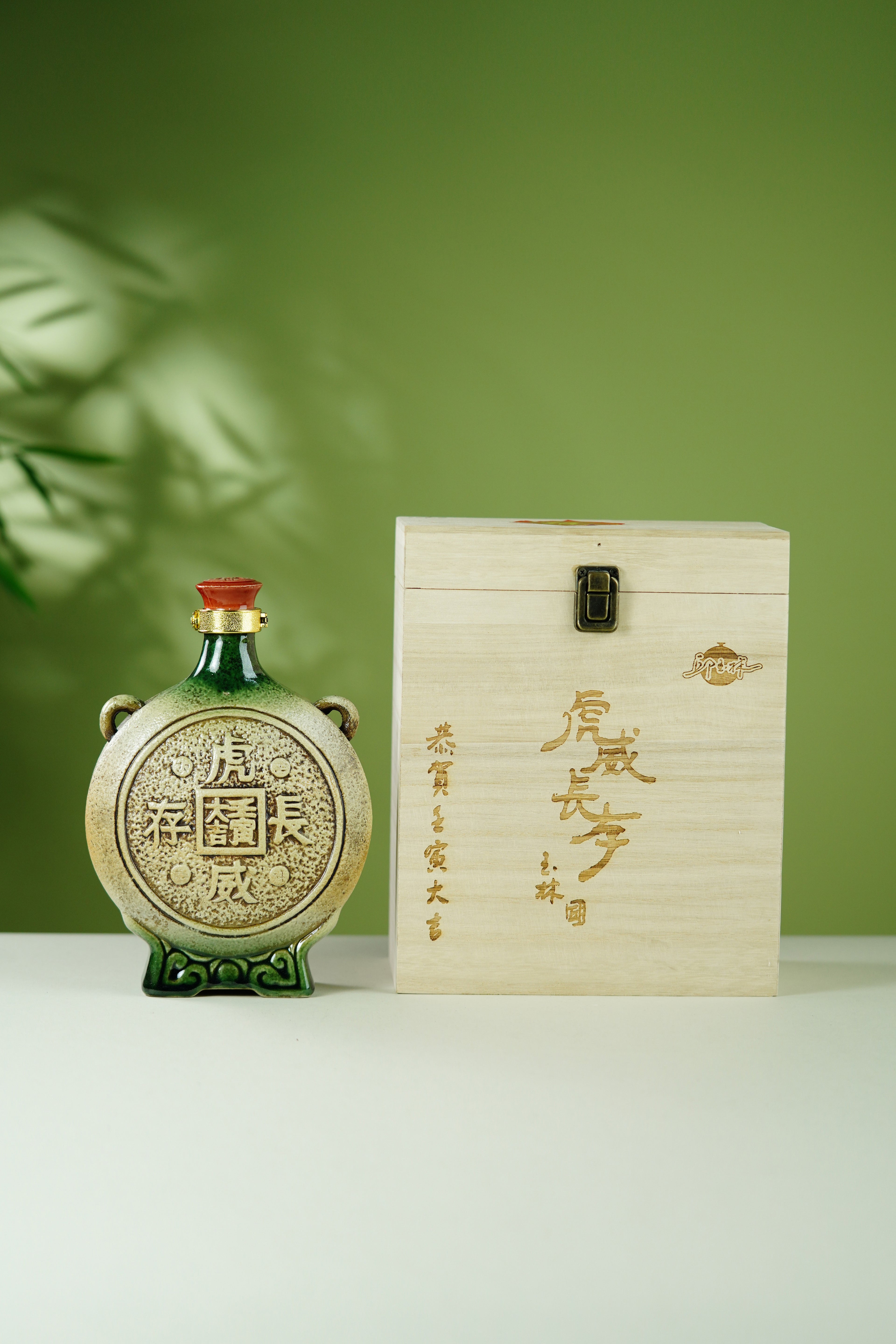 中国宜兴五朵金花·一代宗师邱玉林·特色彩陶臻品《虎威长存》礼藏酒瓶 容量750cc