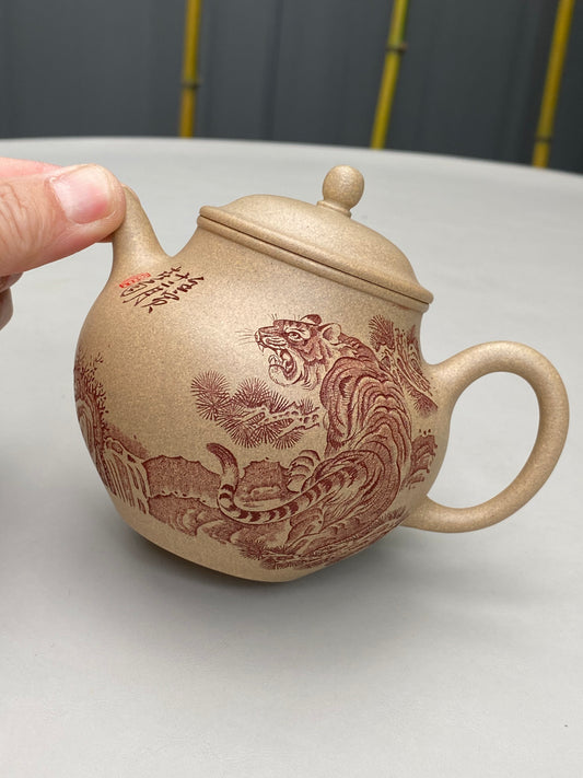 中华神刀·刻绘巅峰｜杨喜雨大师顶流臻品《归春壶》形神兼备·礼藏双宜·传世重器 原矿优质段泥·280cc