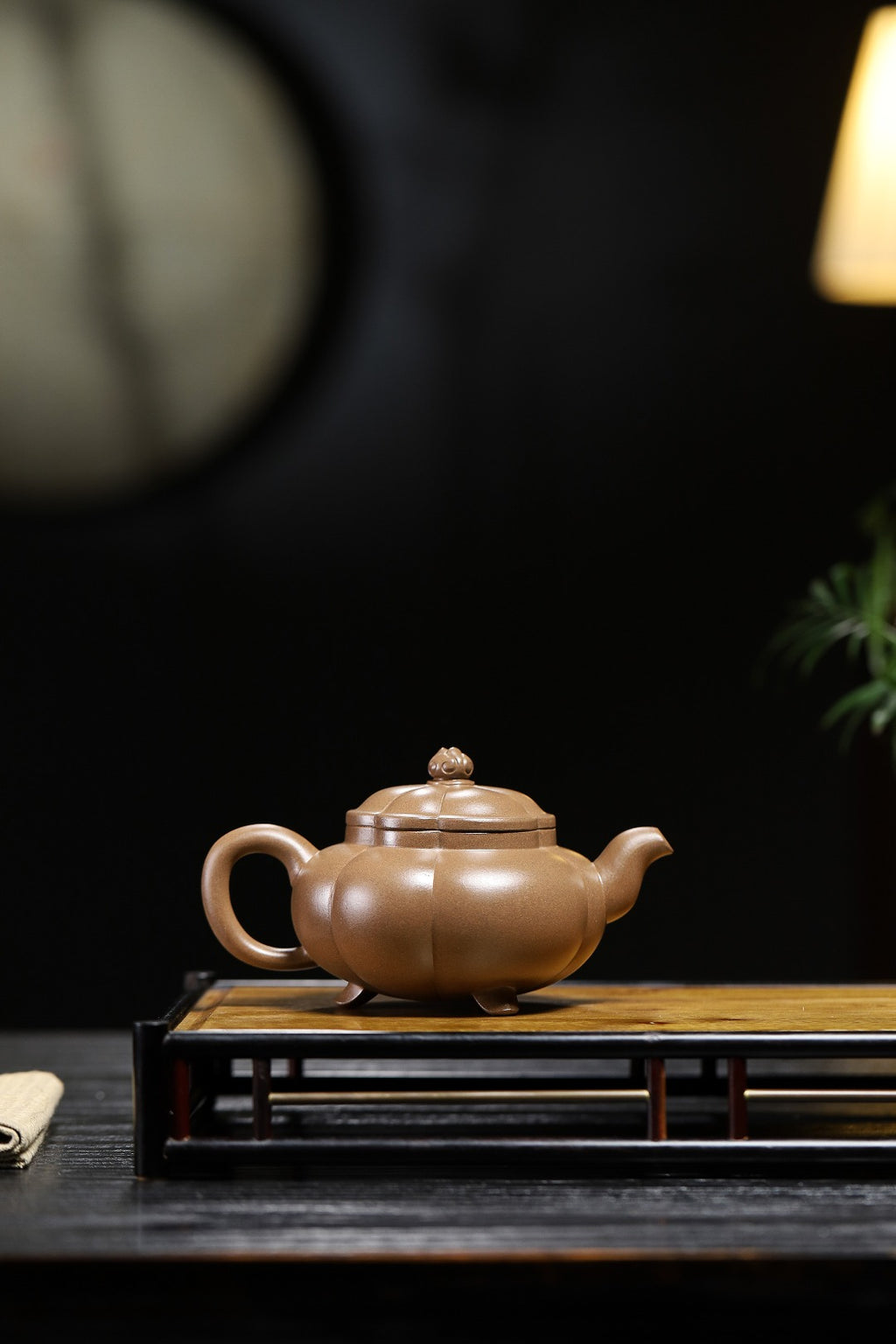 紫砂藏品｜高级工艺美术师·许时娟制【三足菱花壶】泥料：原矿优质老青段·280cc