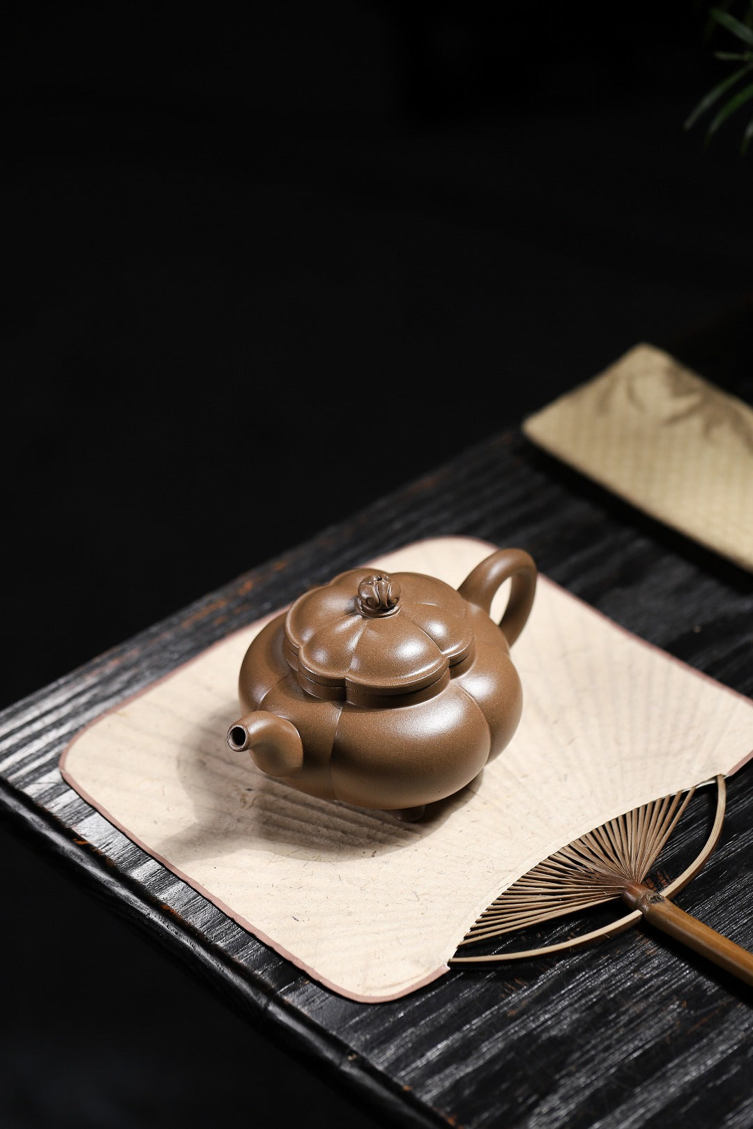 紫砂藏品｜高级工艺美术师·许时娟制【三足菱花壶】泥料：原矿优质老青段·280cc