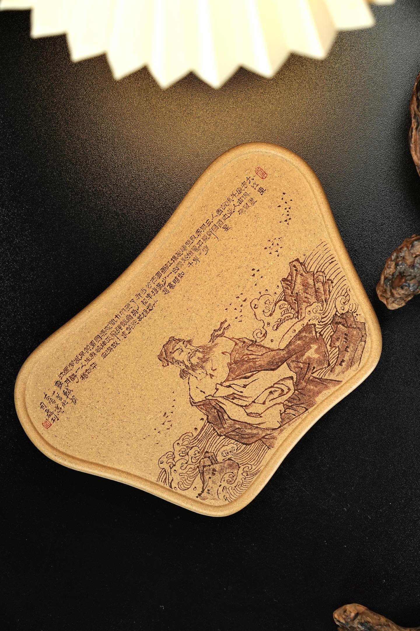 茶客必入【干泡台/壶承】 原矿极品段泥·总长21.5cm·总宽14.2cm  国家级工艺美术师司磊刻绘装饰，《念奴娇·赤壁怀古》