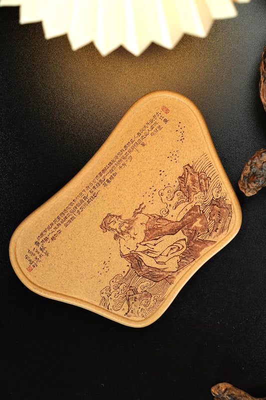 茶客必入【干泡台/壶承】 原矿极品段泥·总长21.5cm·总宽14.2cm  国家级工艺美术师司磊刻绘装饰，《念奴娇·赤壁怀古》