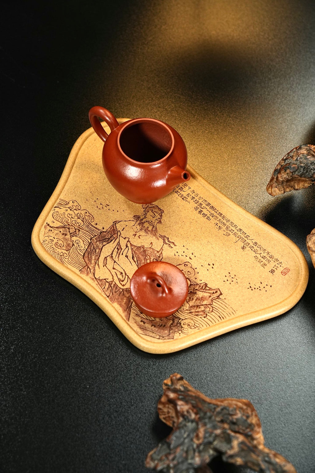 茶客必入【干泡台/壶承】 原矿极品段泥·总长21.5cm·总宽14.2cm  国家级工艺美术师司磊刻绘装饰，《念奴娇·赤壁怀古》