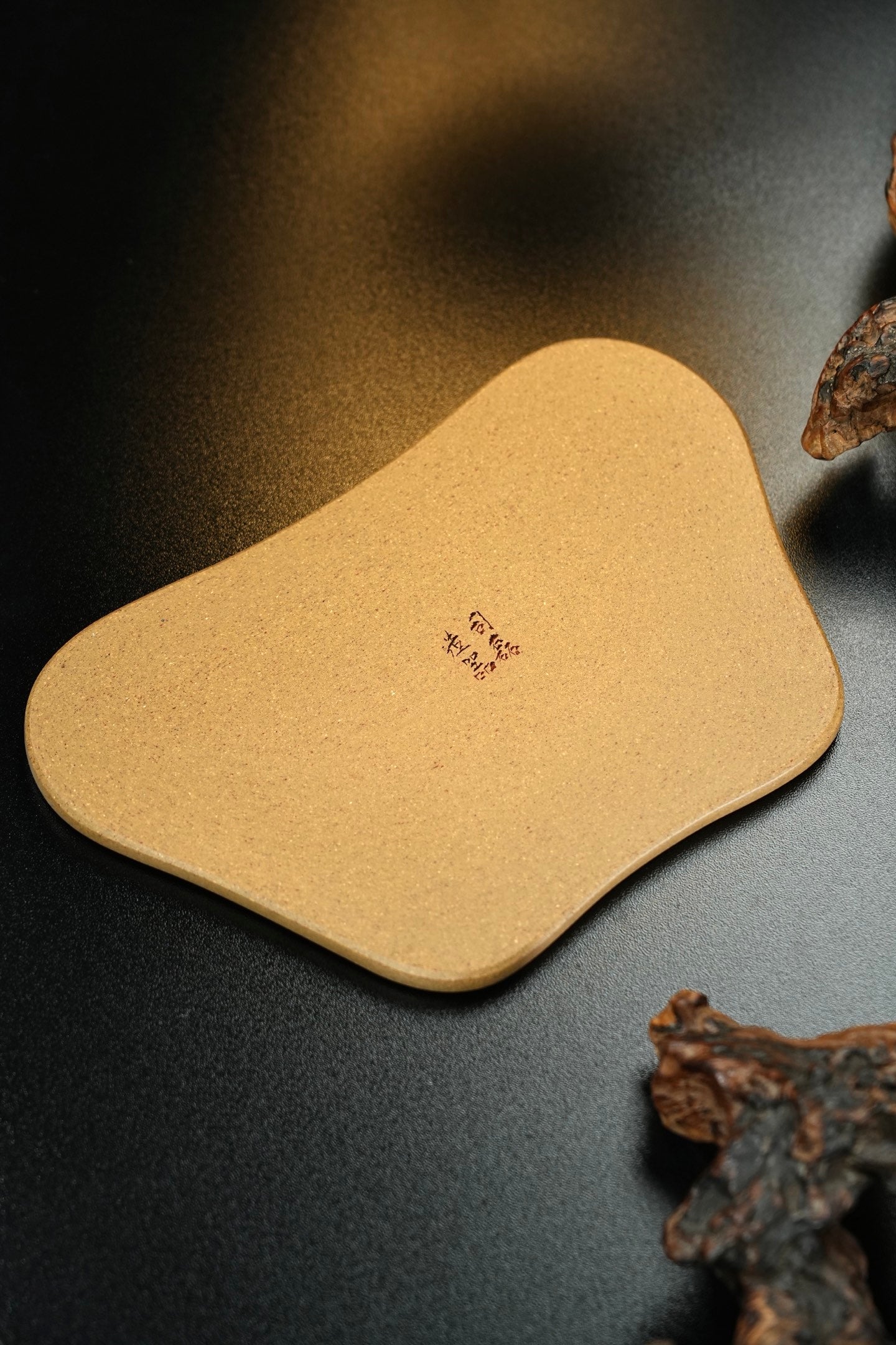 茶客必入【干泡台/壶承】 原矿极品段泥·总长21.5cm·总宽14.2cm  国家级工艺美术师司磊刻绘装饰，《念奴娇·赤壁怀古》
