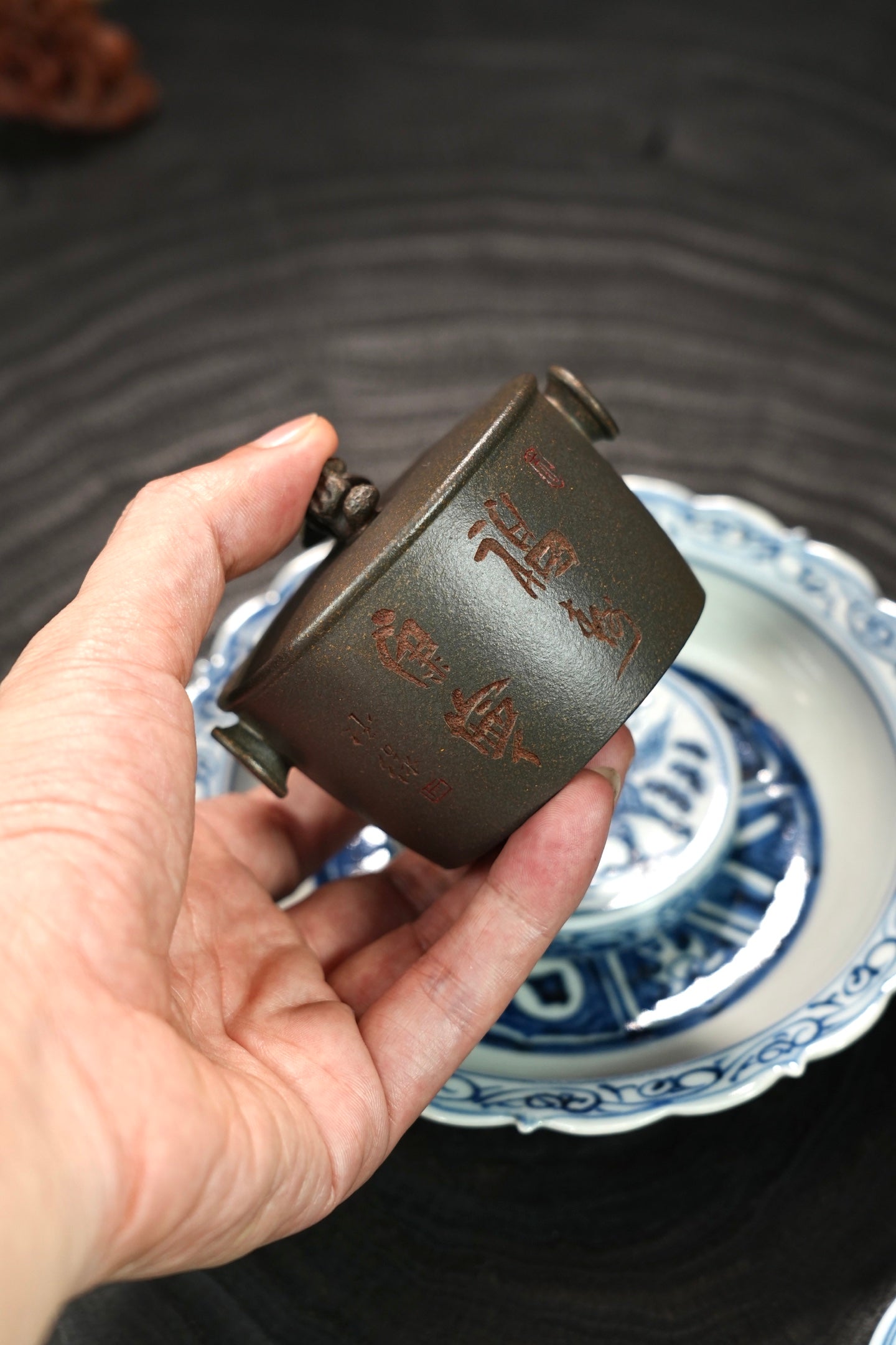 【灵芝·手抓壶】 原矿极品黄金段泥（柴烧）·130cc·19孔  国家级工艺美术师沈杰刻绘装饰：福寿康宁👍