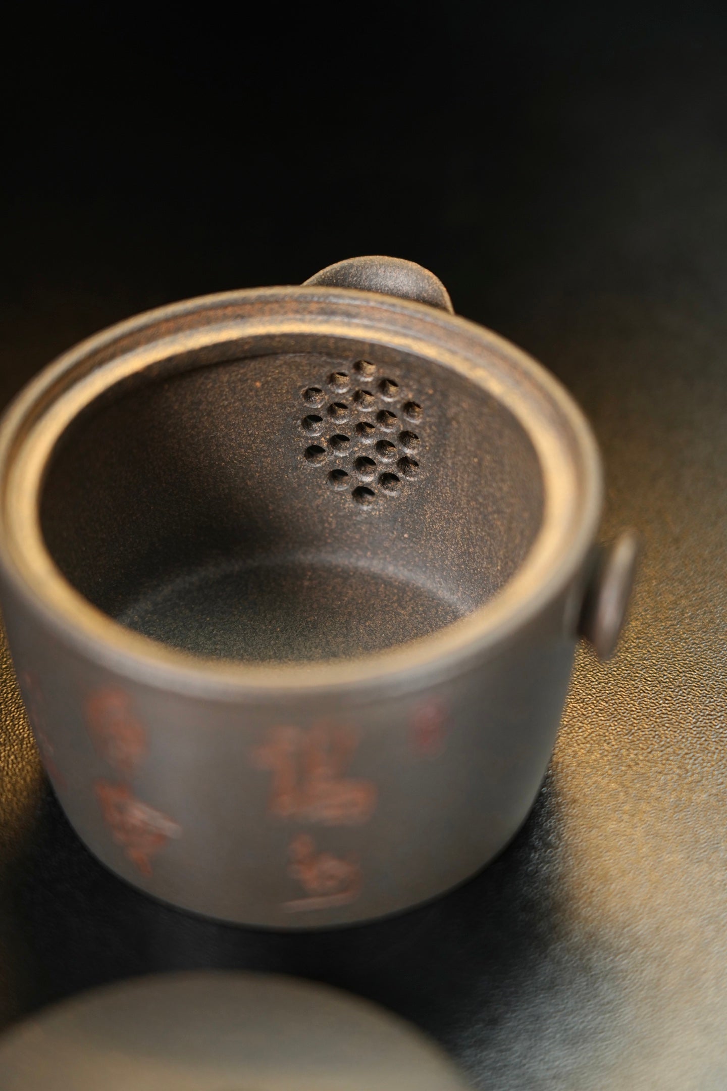 【灵芝·手抓壶】 原矿极品黄金段泥（柴烧）·130cc·19孔  国家级工艺美术师沈杰刻绘装饰：福寿康宁👍