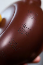 诸公方衮衮，好运幄中筹。 —【招财进宝】 原矿红棕紫泥·420cc 作者：庄丽老师