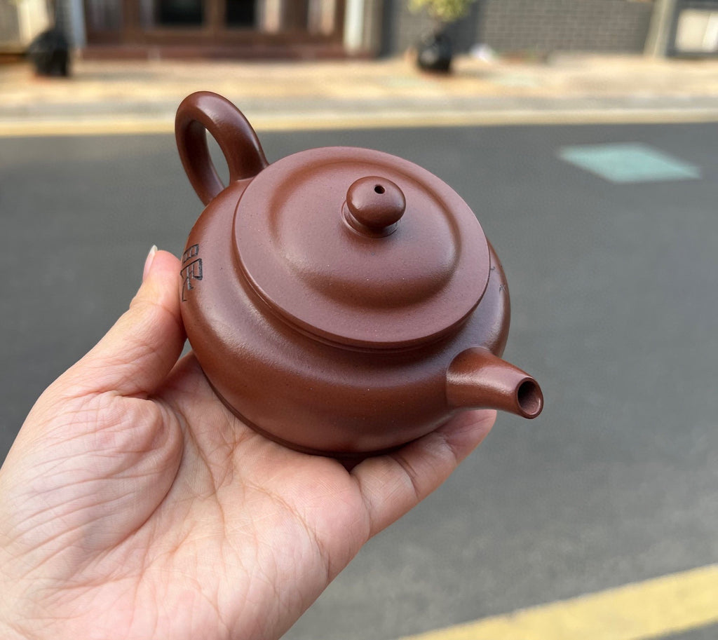 国工新品 【碧玉壶】套组🉐️ 泥料：极品文革紫料 容量 ：150cc 作者 ：袁连云 国家级工艺美术师