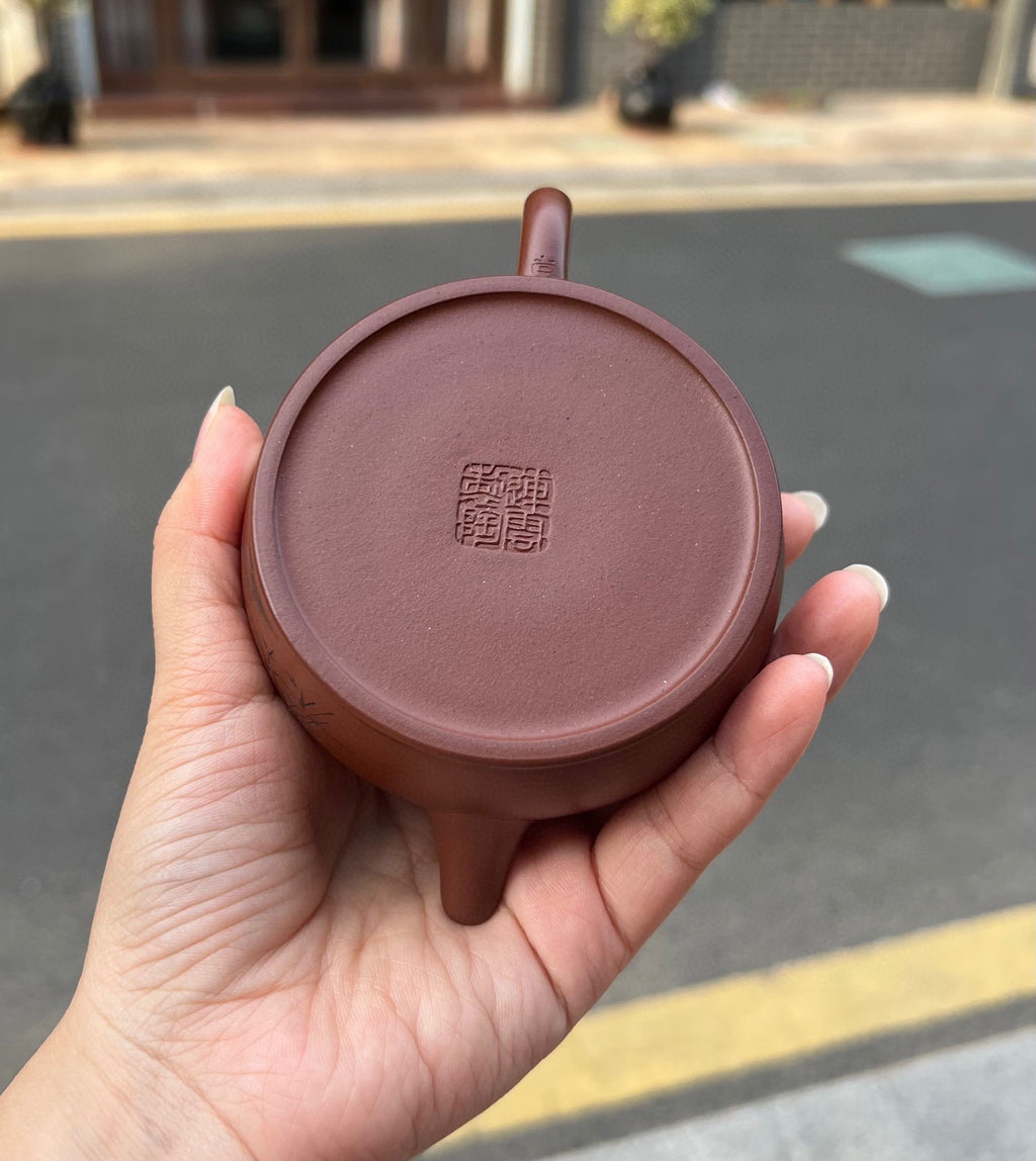 国工新品 【碧玉壶】套组🉐️ 泥料：极品文革紫料 容量 ：150cc 作者 ：袁连云 国家级工艺美术师