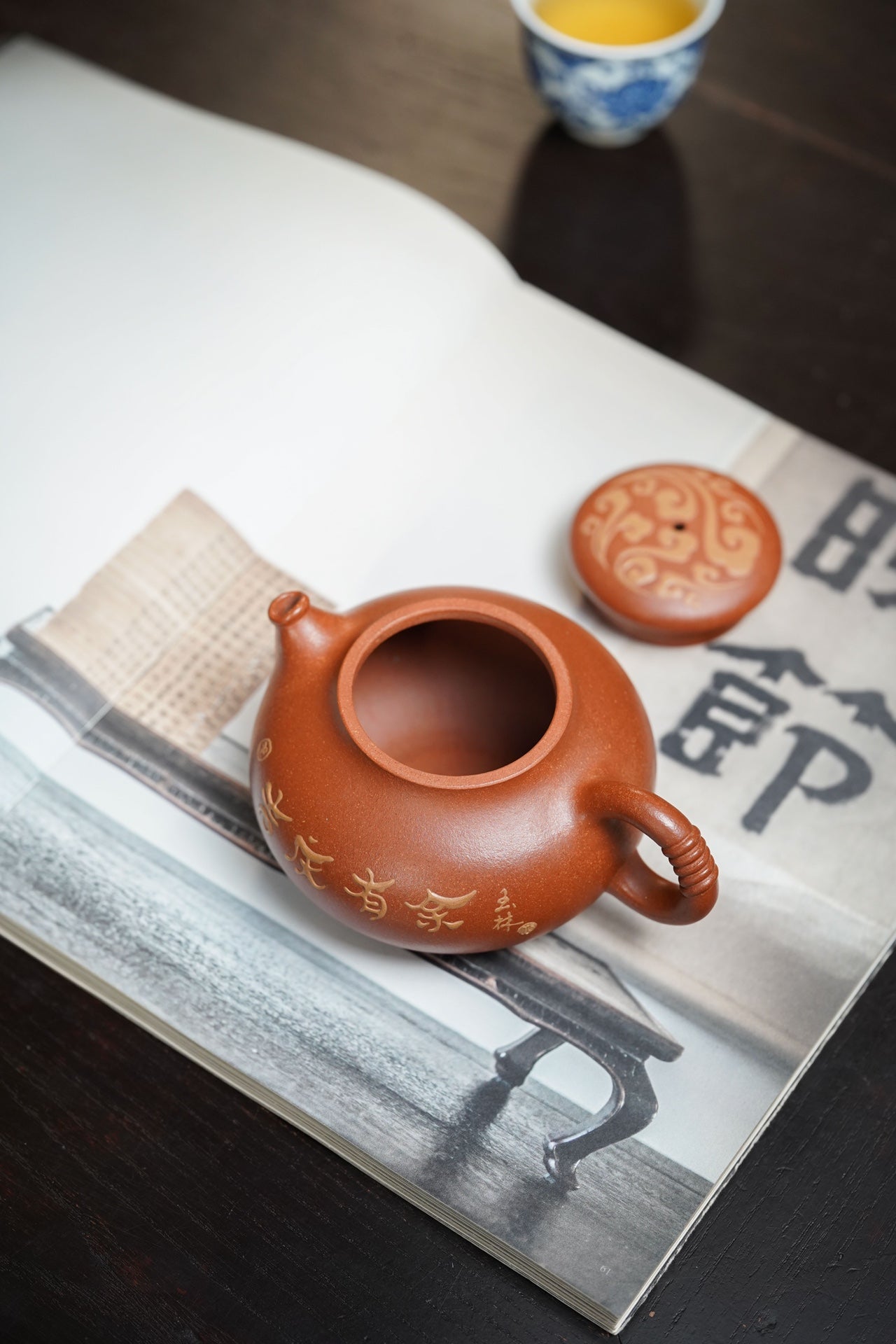 国紫砂界荣誉之巅｜国大师邱玉林亲制｜顶奢传世臻品《吉庆有余壶》 ——原矿优质降坡泥·300cc(真金装饰)
