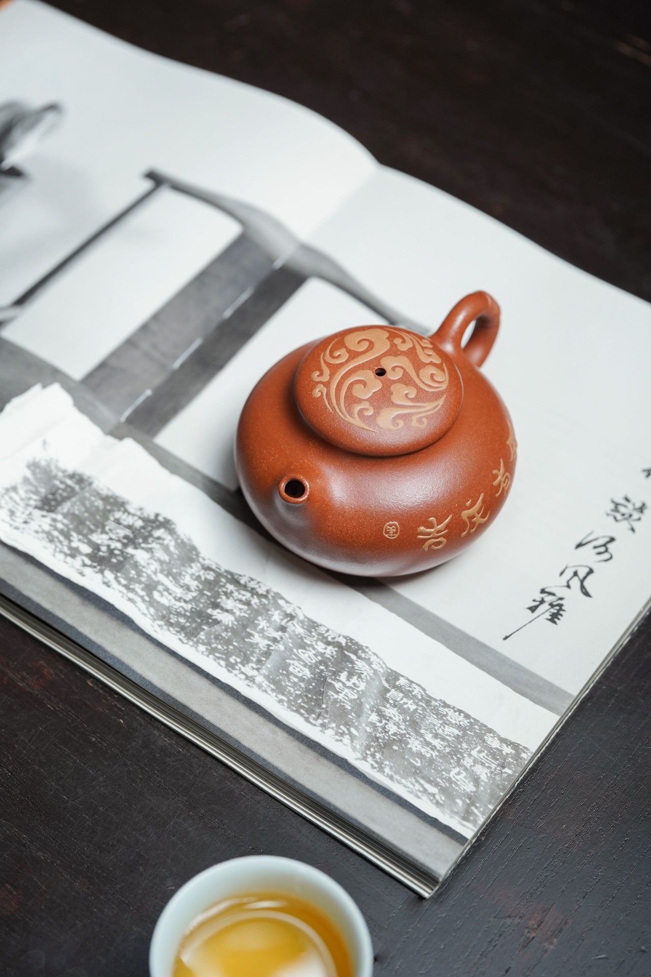 国紫砂界荣誉之巅｜国大师邱玉林亲制｜顶奢传世臻品《吉庆有余壶》 ——原矿优质降坡泥·300cc(真金装饰)