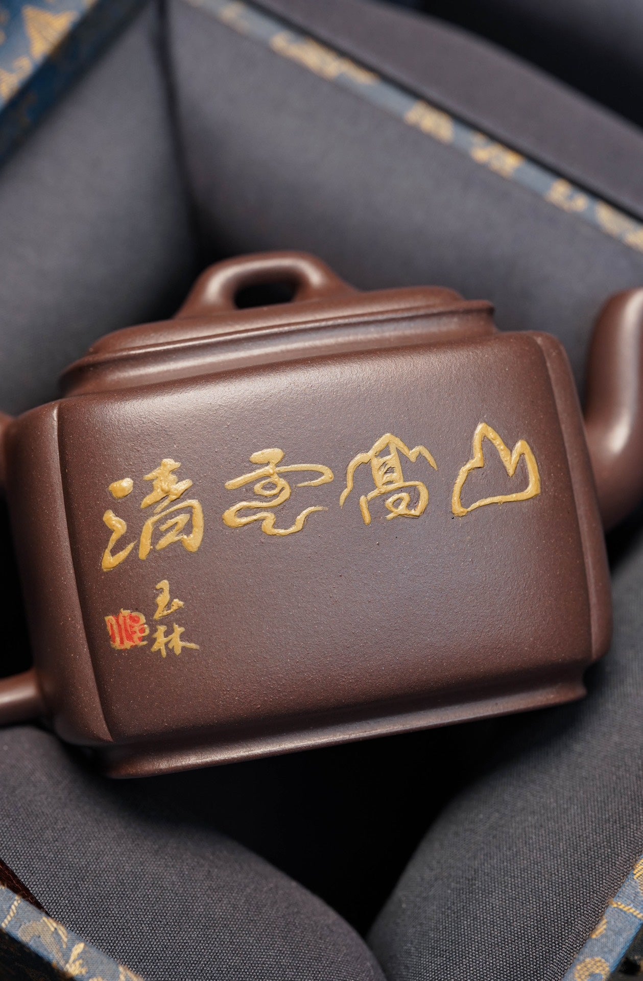 双宗师合璧·紫砂史巅峰 紫砂界天花板｜何光宏·邱玉林联袂创作孤品《锦方壶》——原矿优质老紫泥·300cc