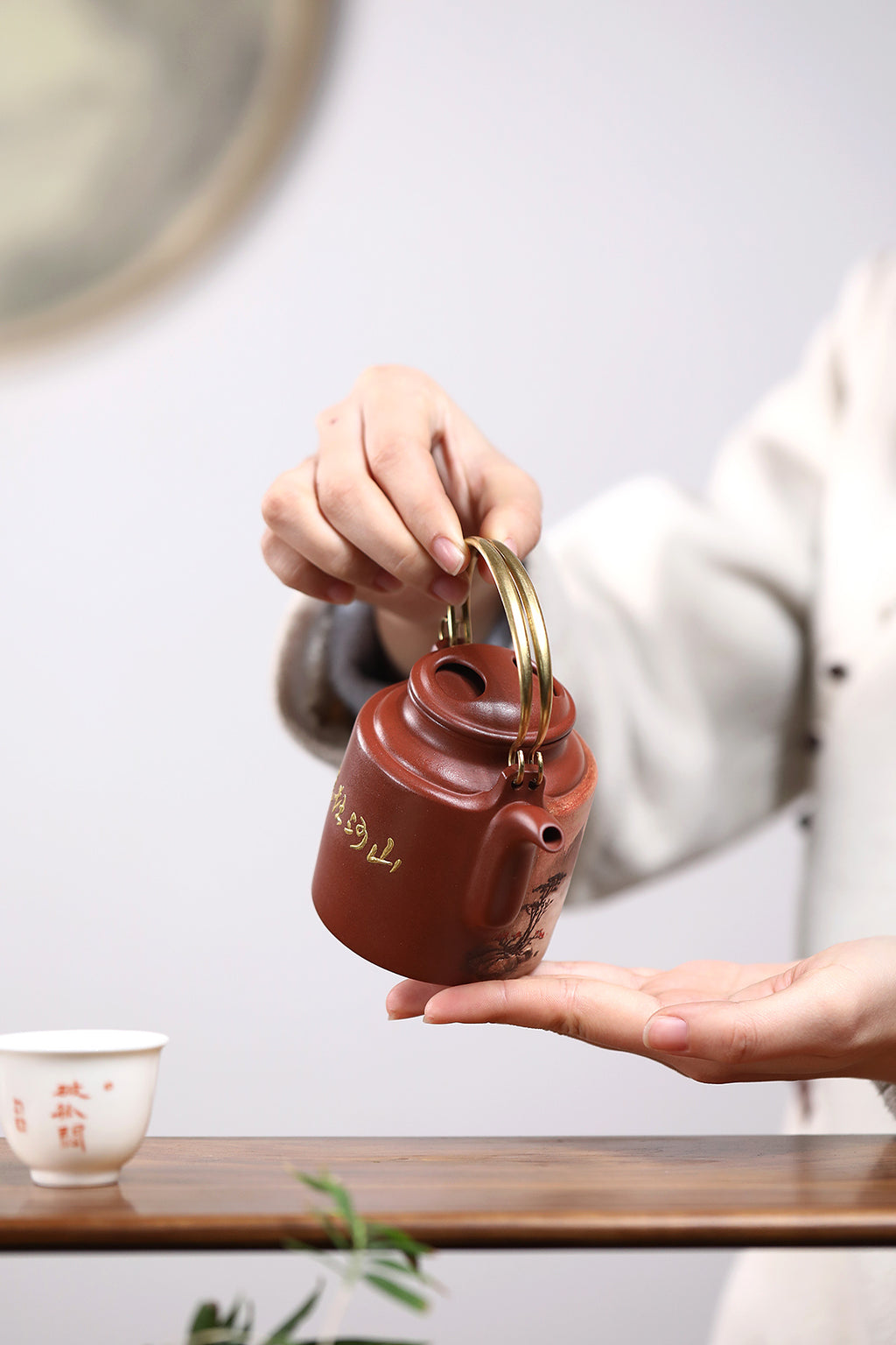 双宗师合璧·紫砂史巅峰 紫砂界天花板｜何光宏·邱玉林联袂创作孤品《洋桶壶》——原矿优质底槽清·230cc