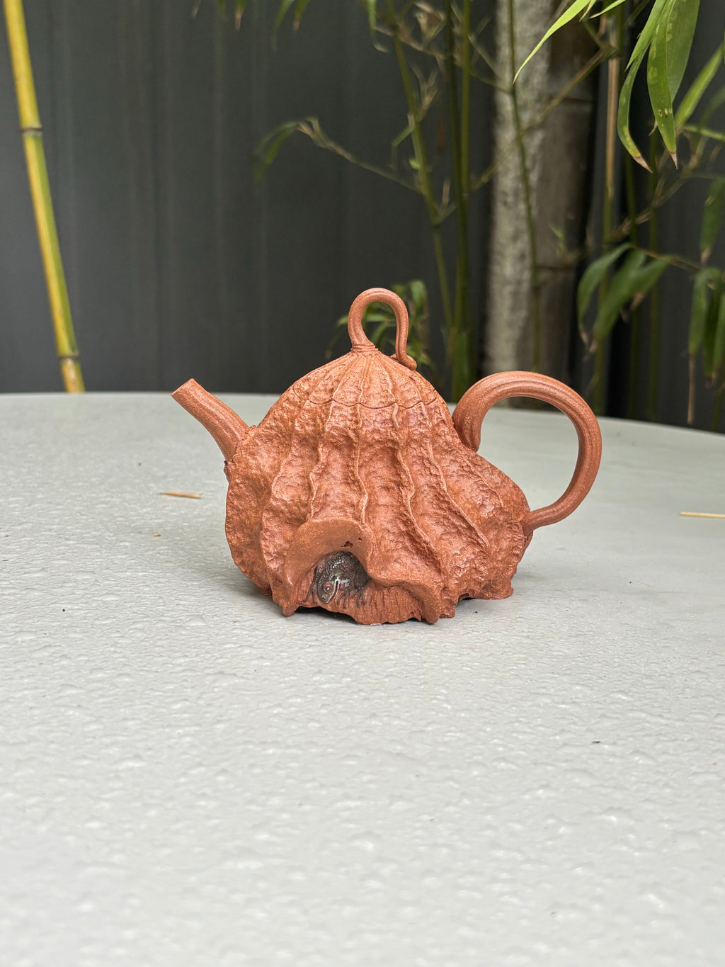 重磅新品·稀世罕见·紫砂臻品｜沈更轶制×彭金格绘 世间唯一巅峰孤品《双蛙鸣荷壶》——原矿优质老段泥·160cc