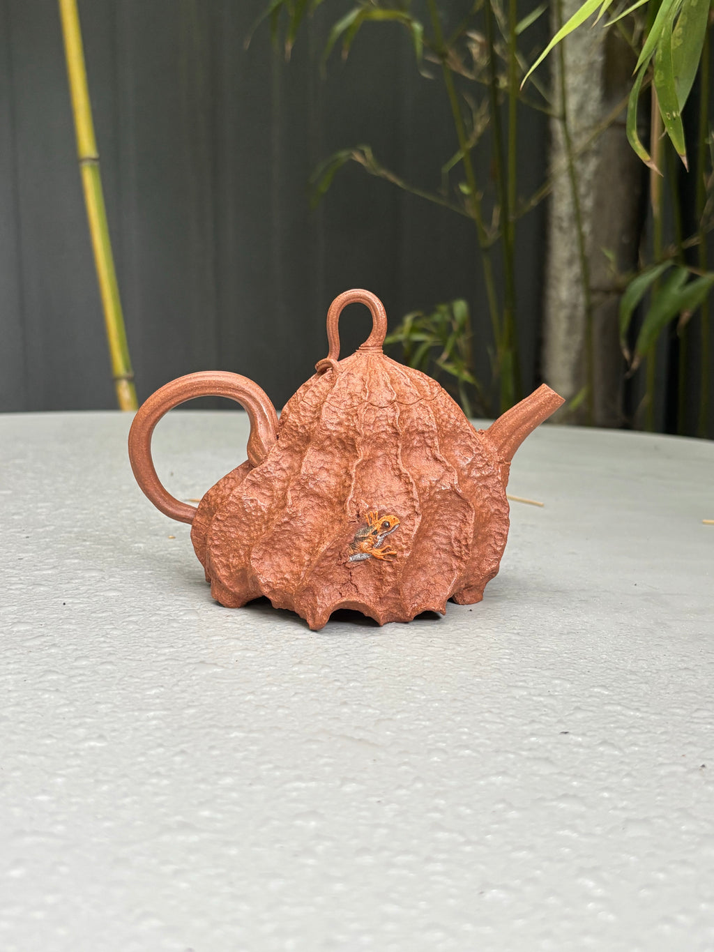 重磅新品·稀世罕见·紫砂臻品｜沈更轶制×彭金格绘 世间唯一巅峰孤品《双蛙鸣荷壶》——原矿优质老段泥·160cc