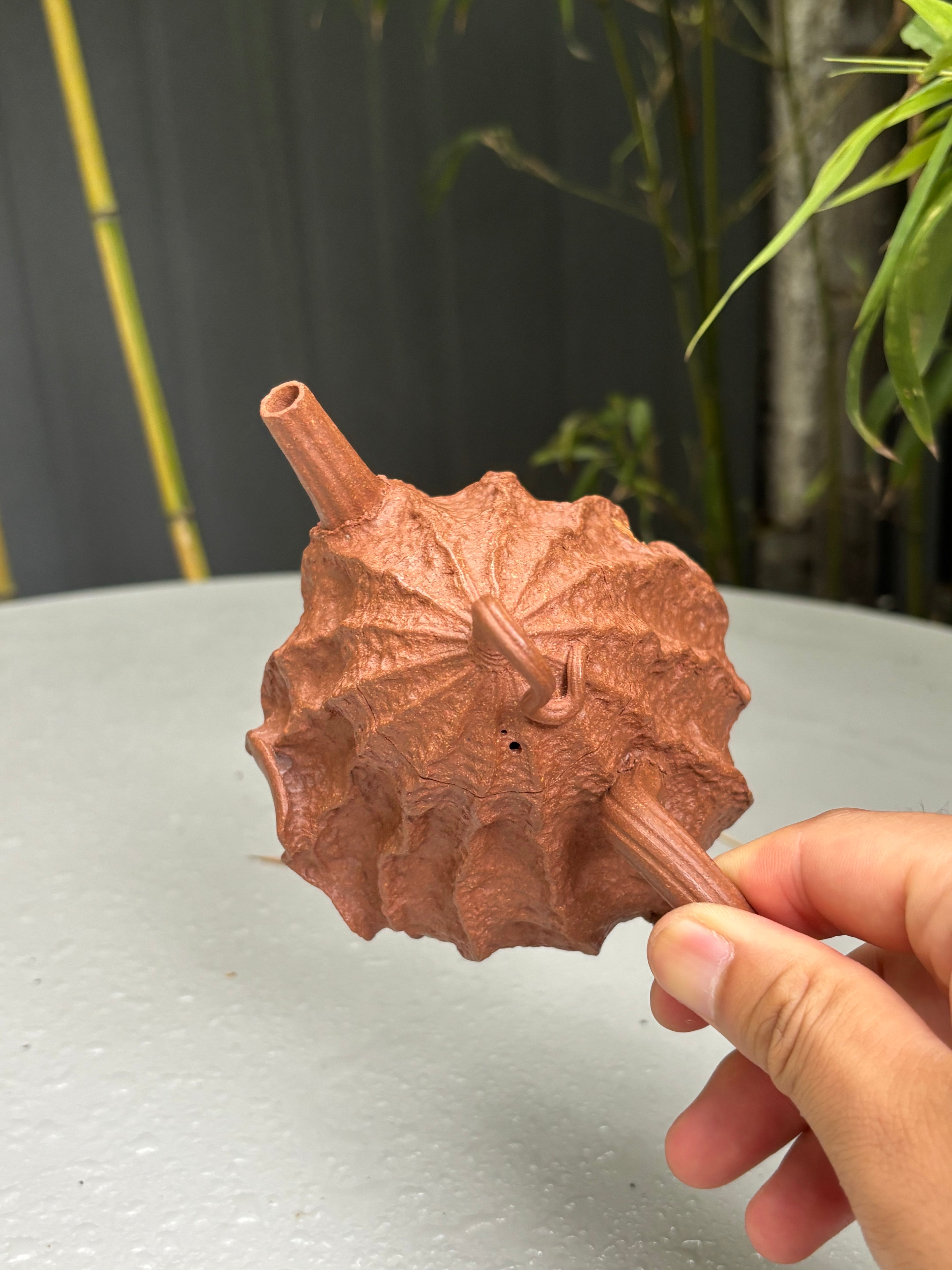 重磅新品·稀世罕见·紫砂臻品｜沈更轶制×彭金格绘 世间唯一巅峰孤品《双蛙鸣荷壶》——原矿优质老段泥·160cc