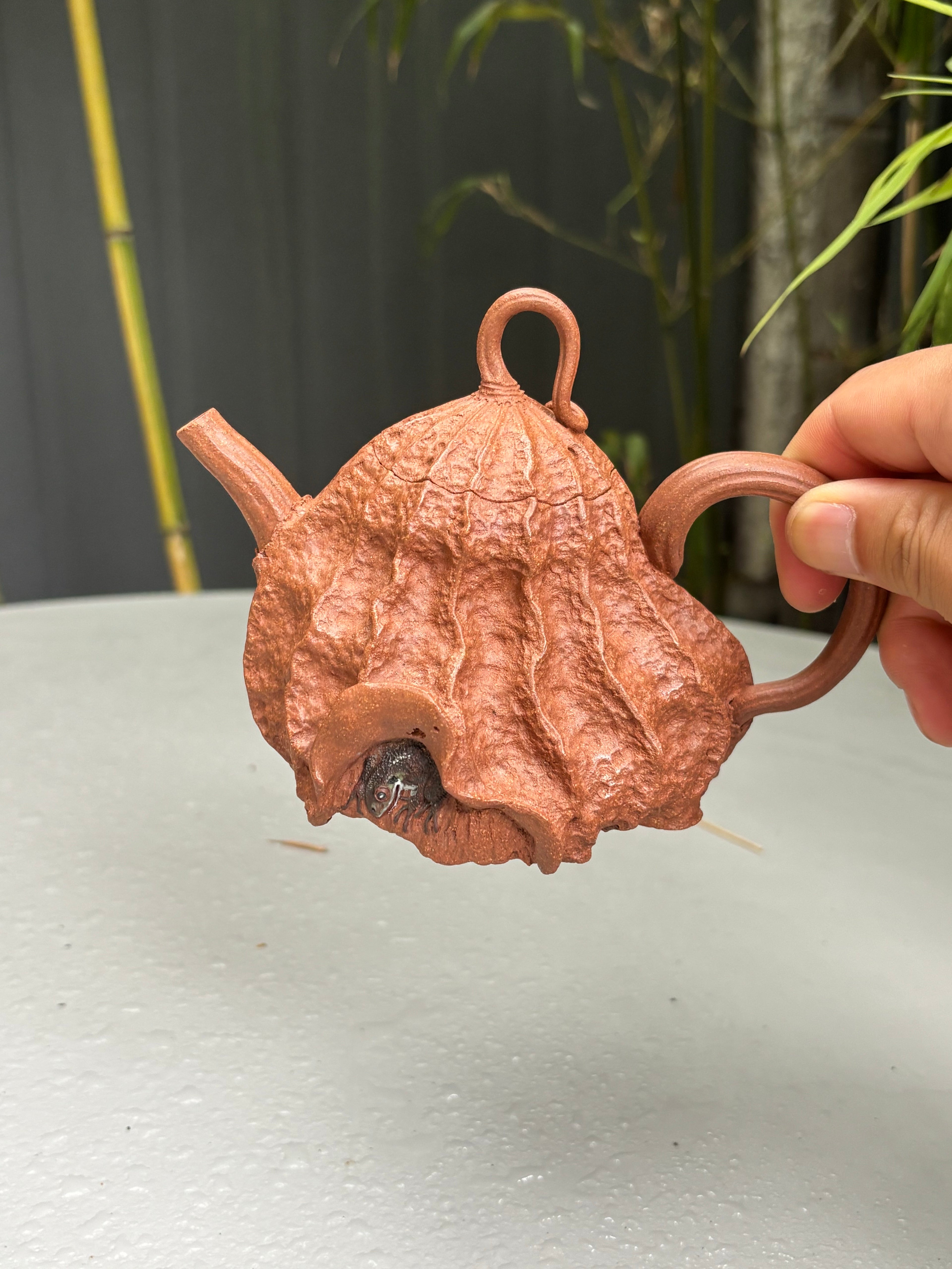 重磅新品·稀世罕见·紫砂臻品｜沈更轶制×彭金格绘 世间唯一巅峰孤品《双蛙鸣荷壶》——原矿优质老段泥·160cc