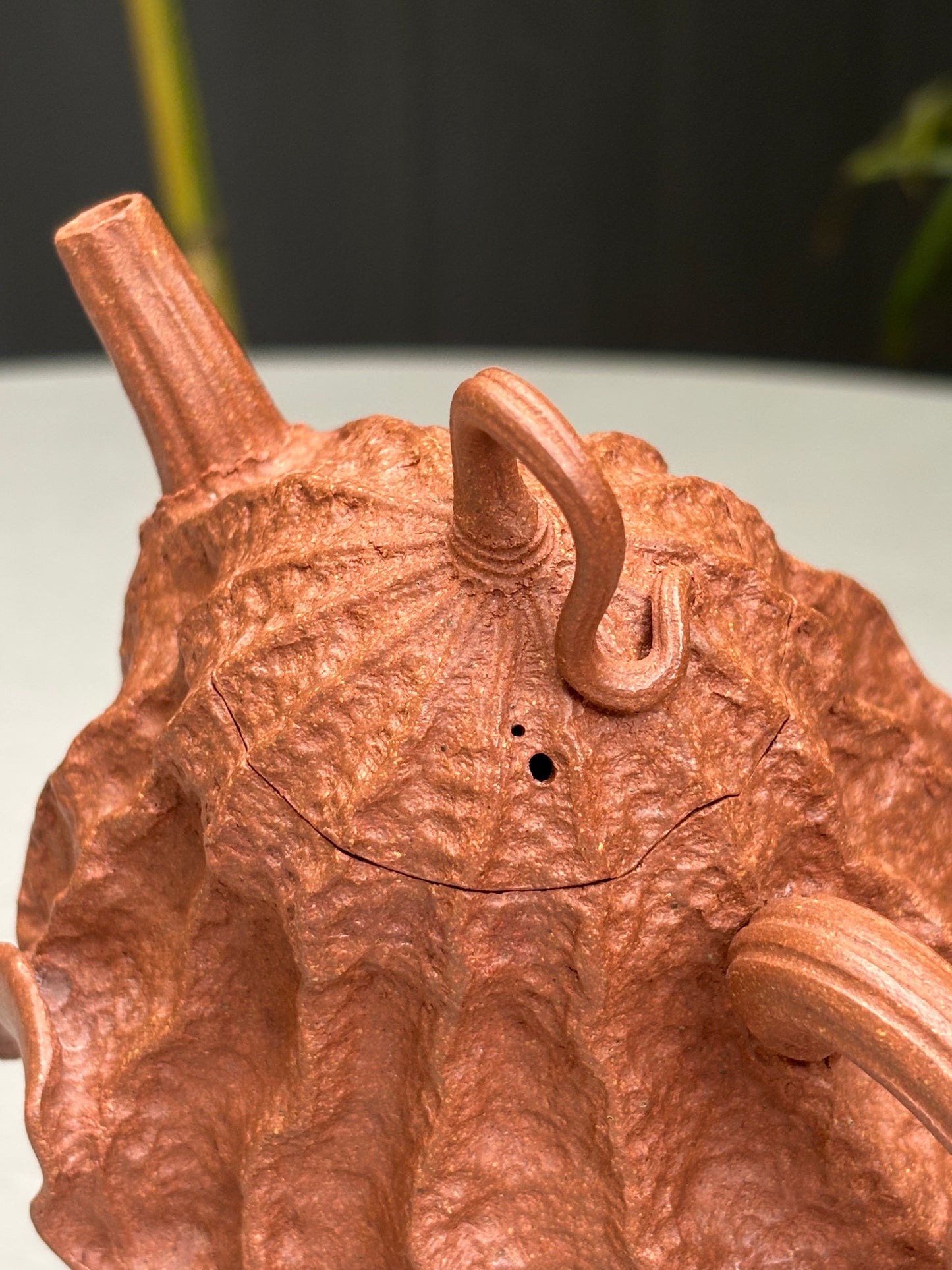 重磅新品·稀世罕见·紫砂臻品｜沈更轶制×彭金格绘 世间唯一巅峰孤品《双蛙鸣荷壶》——原矿优质老段泥·160cc