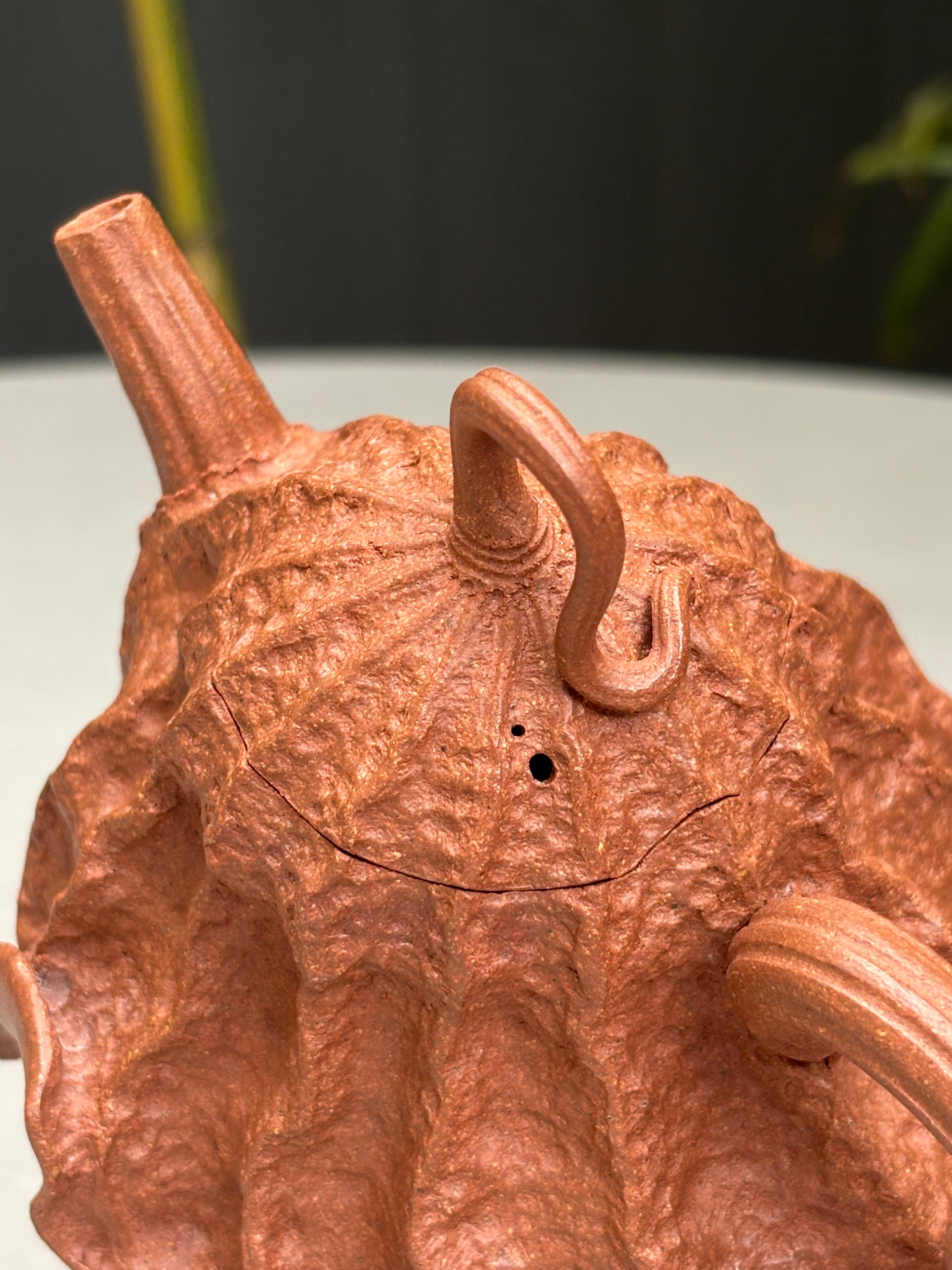 重磅新品·稀世罕见·紫砂臻品｜沈更轶制×彭金格绘 世间唯一巅峰孤品《双蛙鸣荷壶》——原矿优质老段泥·160cc