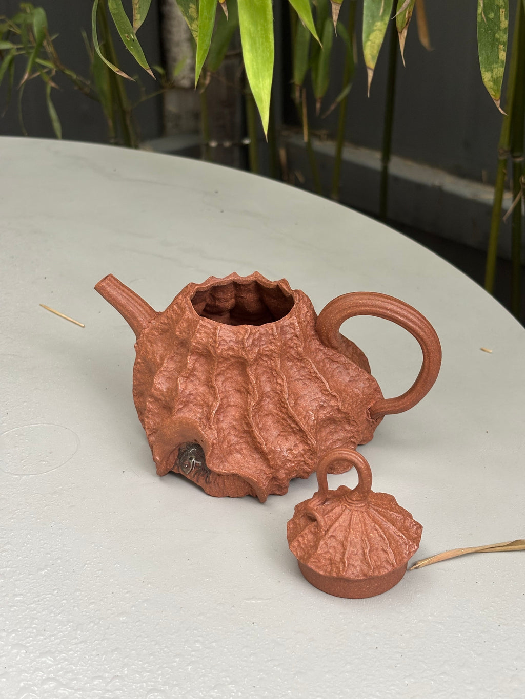重磅新品·稀世罕见·紫砂臻品｜沈更轶制×彭金格绘 世间唯一巅峰孤品《双蛙鸣荷壶》——原矿优质老段泥·160cc
