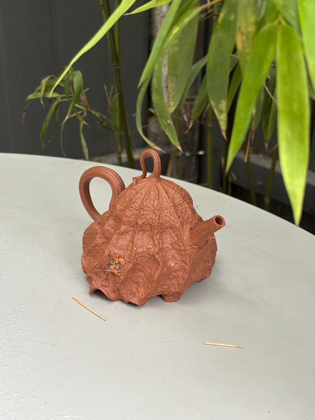 重磅新品·稀世罕见·紫砂臻品｜沈更轶制×彭金格绘 世间唯一巅峰孤品《双蛙鸣荷壶》——原矿优质老段泥·160cc