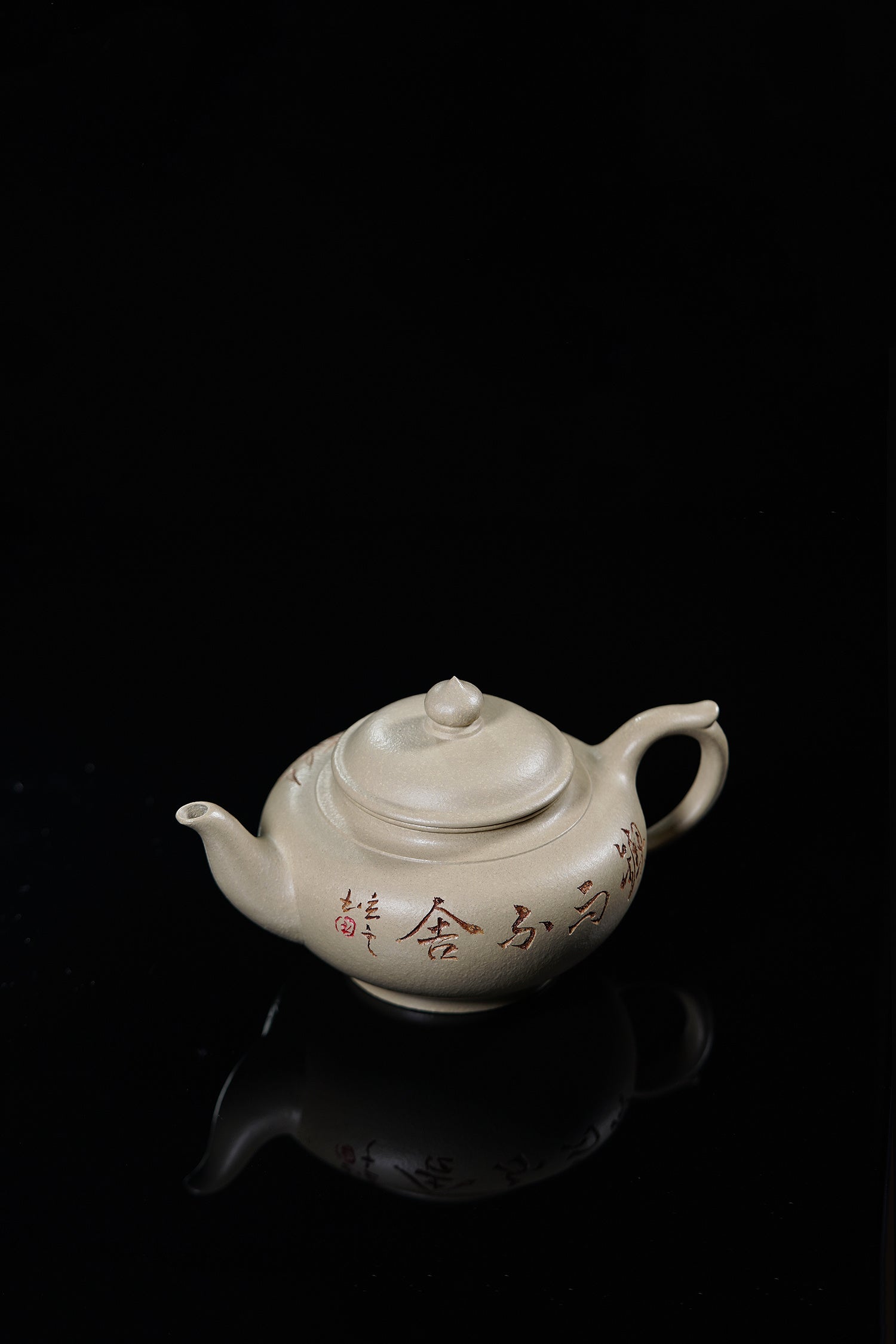 储立之大师传世典藏重器《笑樱壶》是礼藏双宜首选的高端艺术品！  ——原矿优质 本山绿泥·380cc