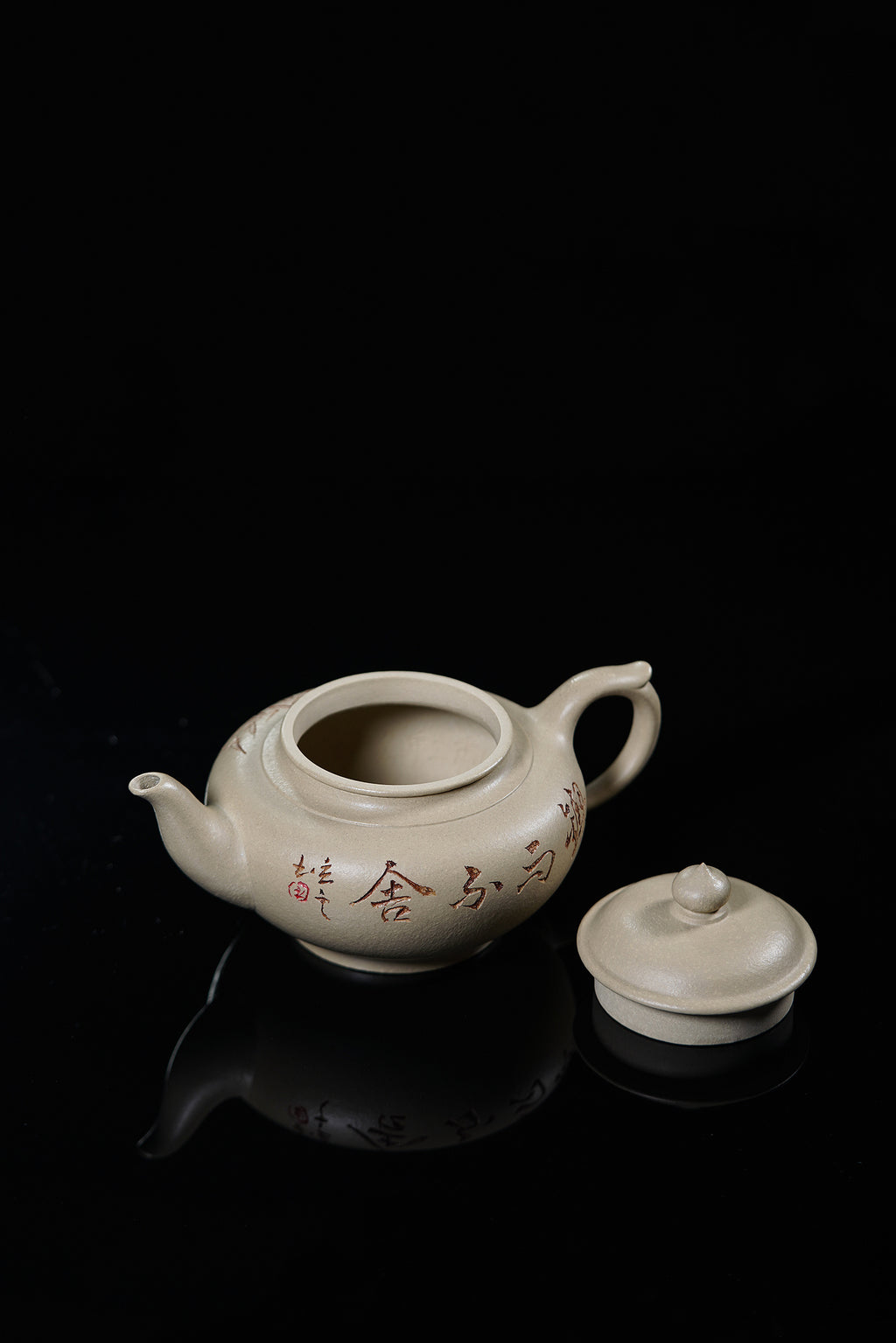 储立之大师传世典藏重器《笑樱壶》是礼藏双宜首选的高端艺术品！  ——原矿优质 本山绿泥·380cc