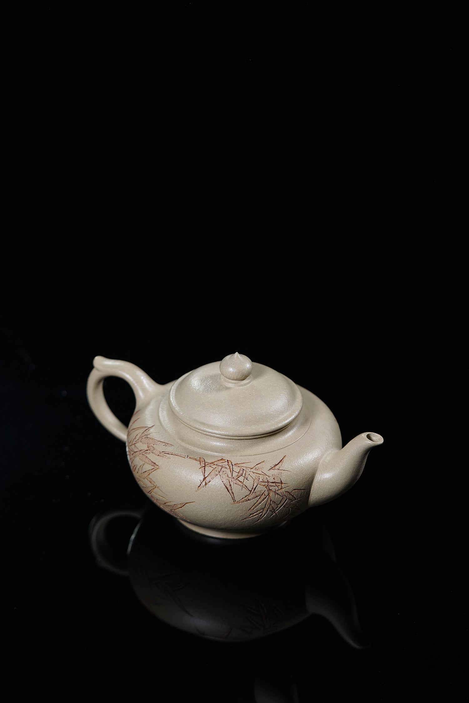 储立之大师传世典藏重器《笑樱壶》是礼藏双宜首选的高端艺术品！  ——原矿优质 本山绿泥·380cc