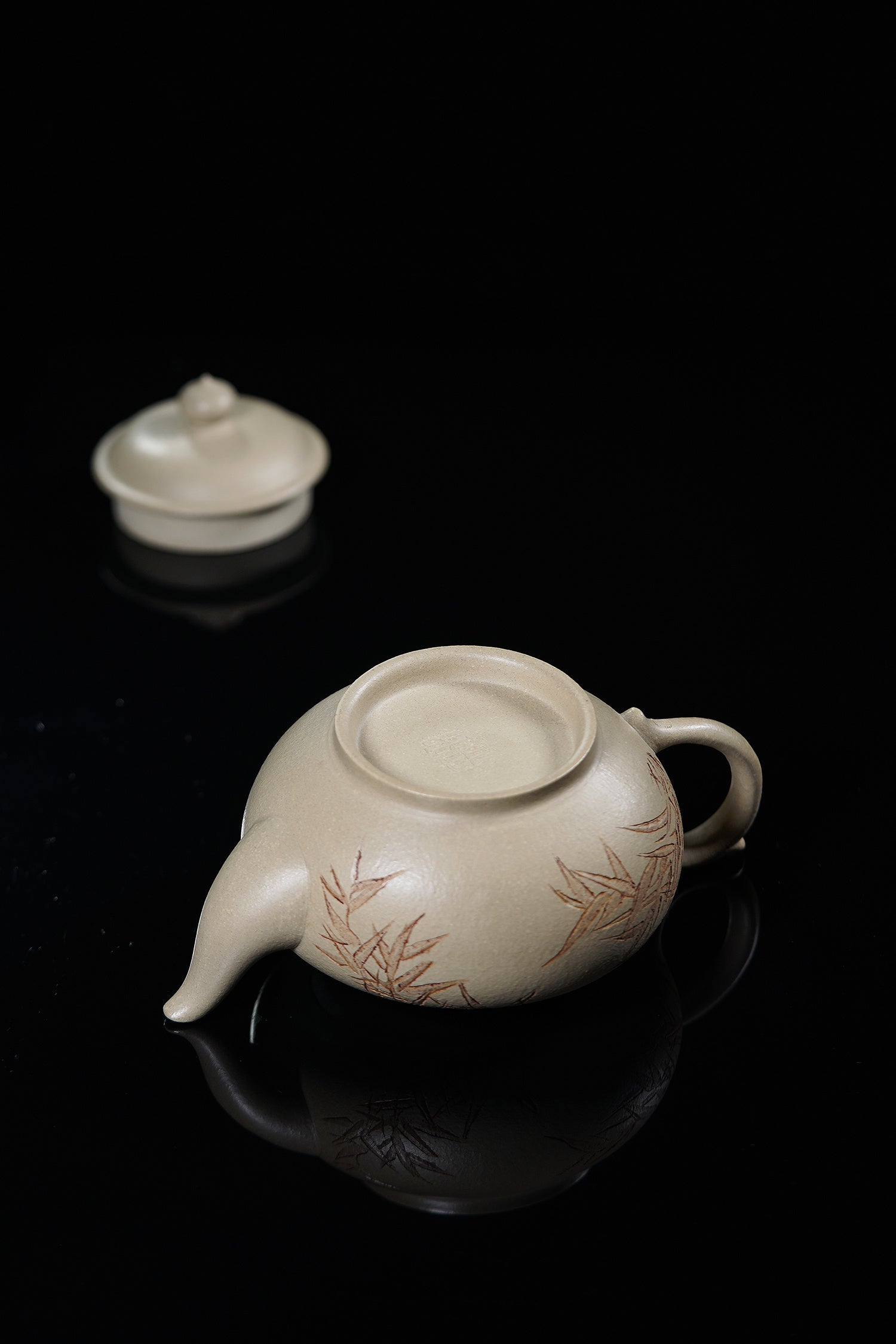 储立之大师传世典藏重器《笑樱壶》是礼藏双宜首选的高端艺术品！  ——原矿优质 本山绿泥·380cc