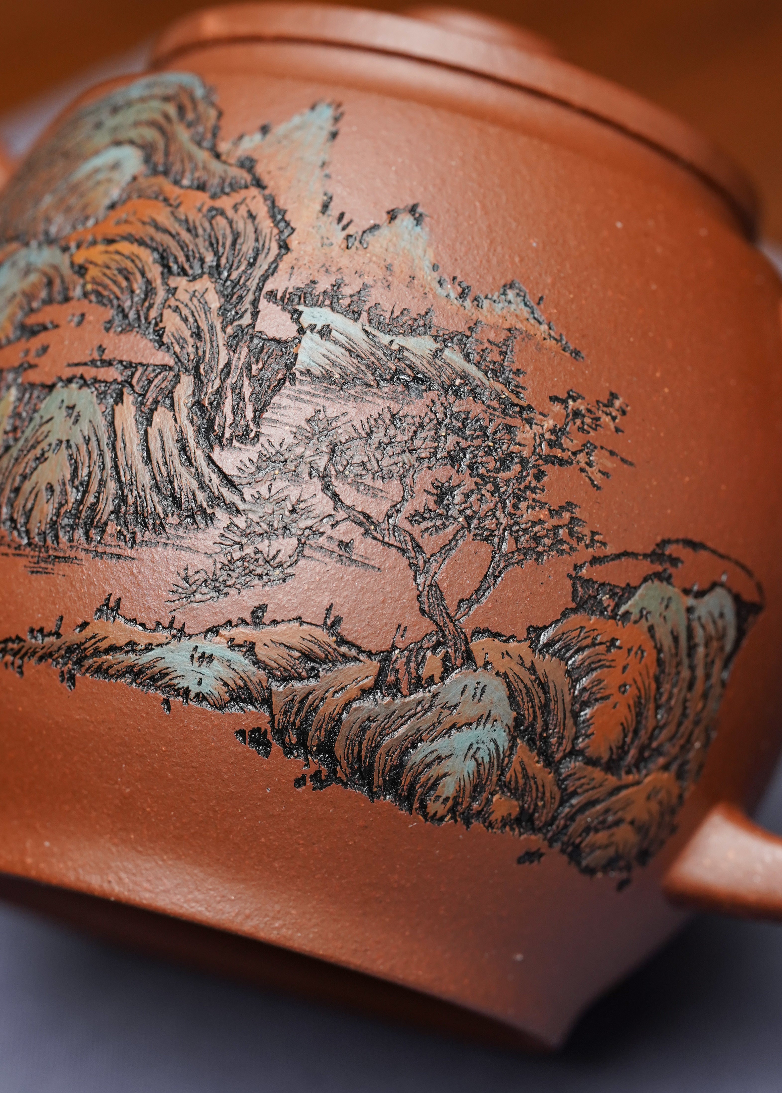 紫砂界彩刻山水标杆·李峰大师｜恭王府馆藏臻品《汲鼓壶》礼藏双绝传世重器！  ——原矿优质底槽清·290cc