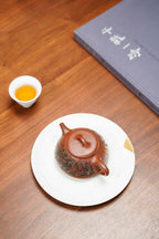紫砂界彩刻山水标杆·李峰大师｜恭王府馆藏臻品《石瓢壶》礼藏双绝传世重器！  ——原矿优质底槽清·180cc