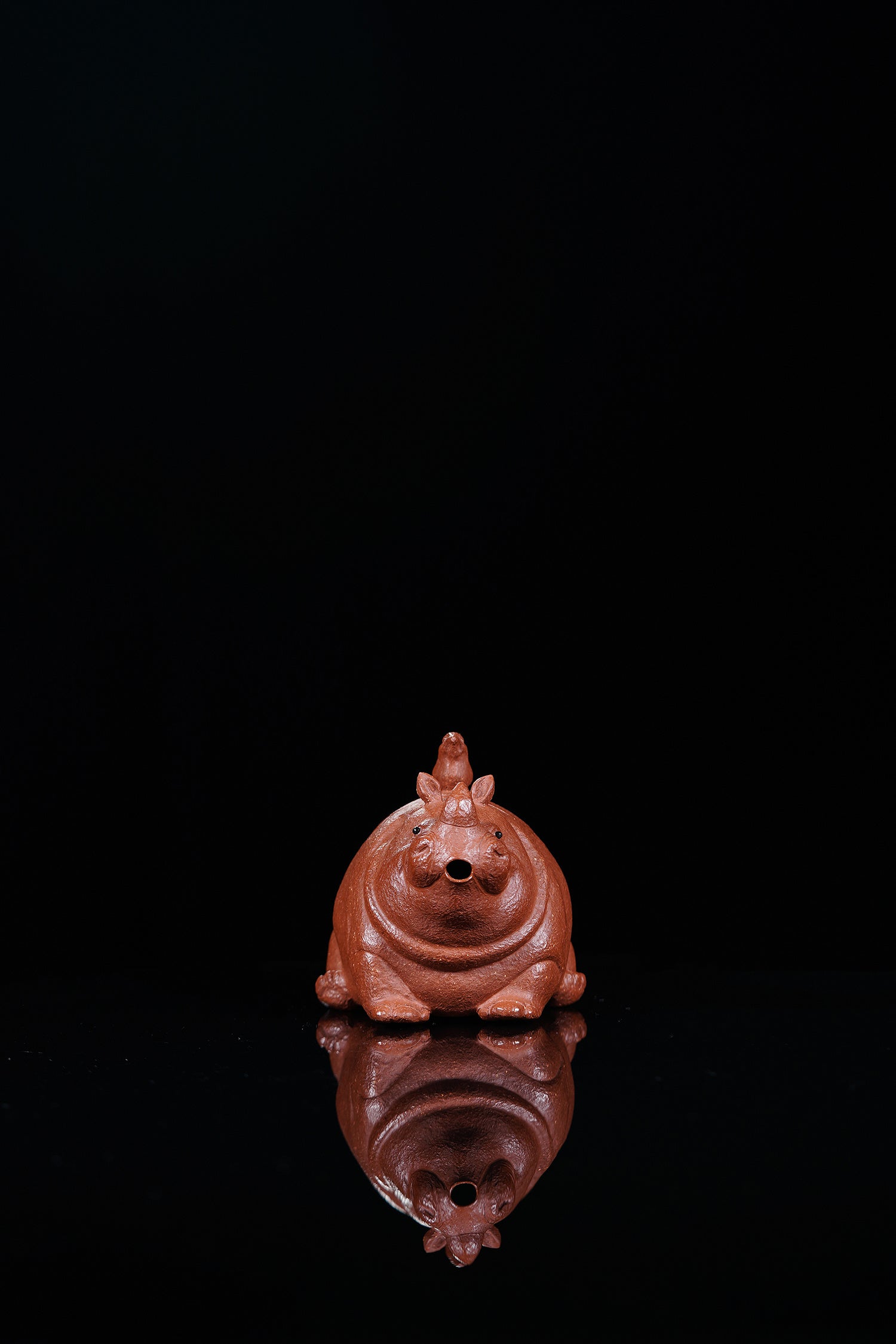 紫砂犀牛🦏壶《卧犀听羽》 ——原矿降坡泥·150cc ——实力派陶艺家·焦勇